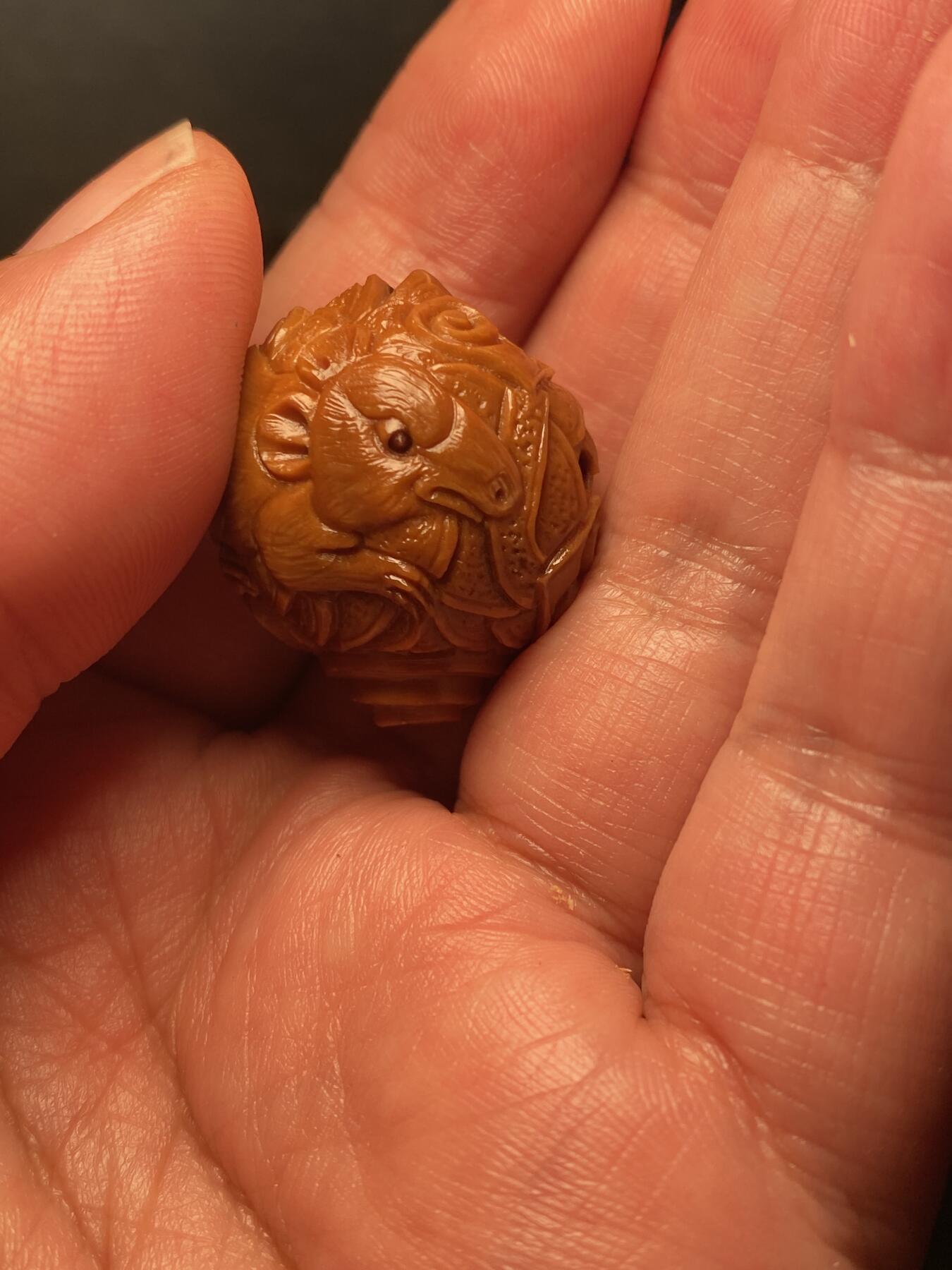 捡漏苏州非物质文化遗产，核雕艺术老苏工 福利苏工核雕纯手工铁核数钱三通，雕工深峻，个性十足，等待有缘人，尺寸2。7x2.9,目前核界最大尺寸喜欢的来