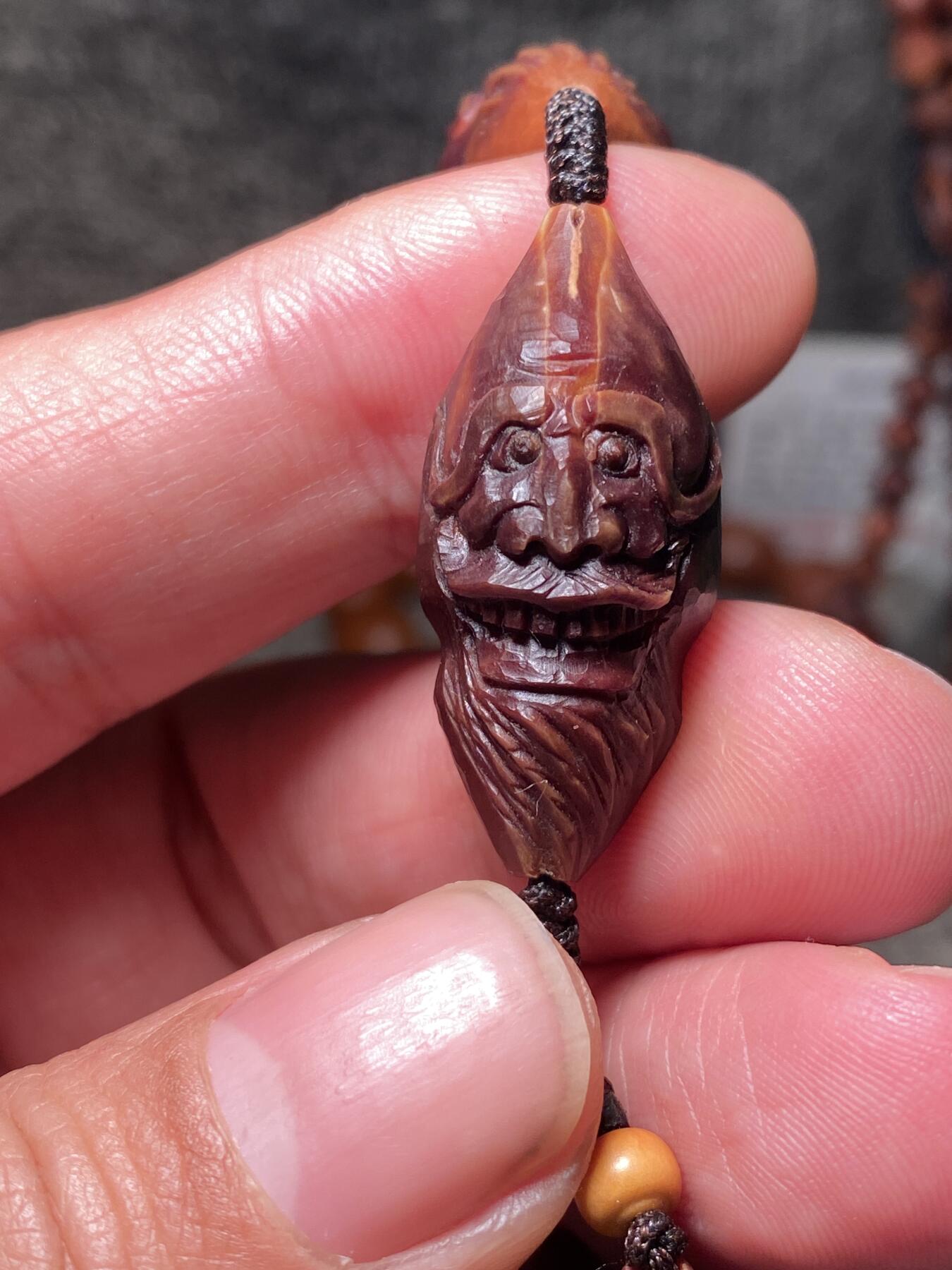 捡漏苏州非物质文化遗产，核雕艺术老苏工 福利苏工核雕纯手工老手艺名家王红秋老师雕刻异型紫核全刀工福禄十八罗汉，雕工深峻，个性十足，等待有缘人，尺寸1。5x3。2喜欢的来