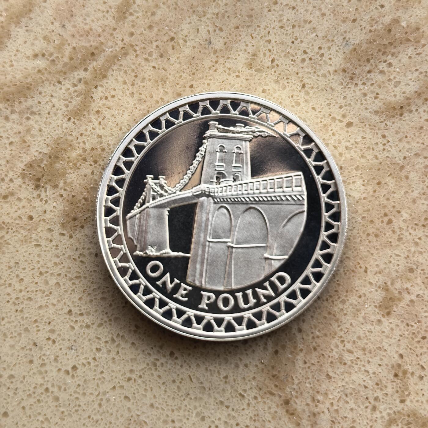 道一币馆币章第一百七十四场 原盒证 英国2005年梅奈桥1镑精制银币