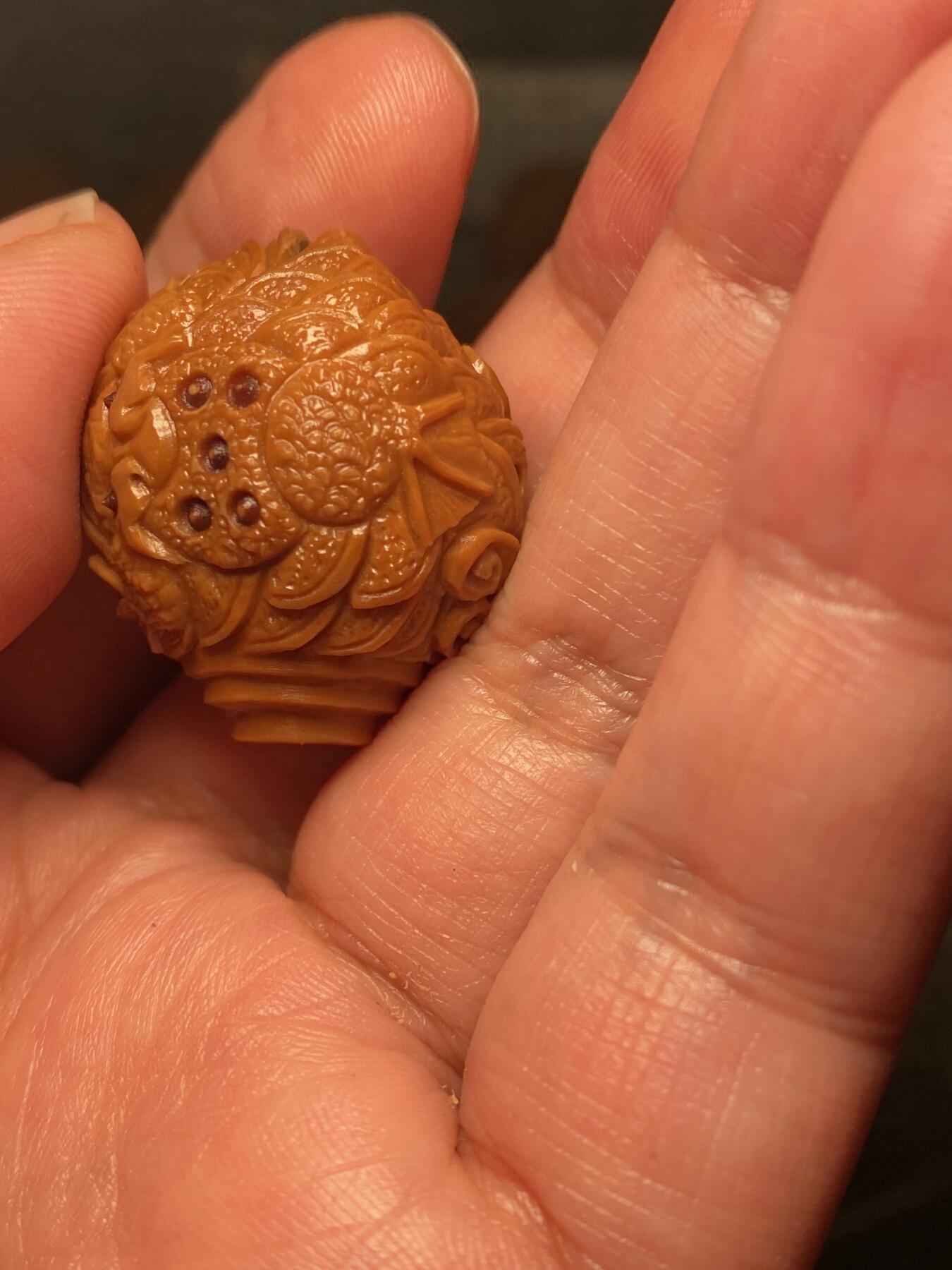 捡漏苏州非物质文化遗产，核雕艺术老苏工 福利苏工核雕纯手工铁核金蟾三通，雕工深峻，个性十足，等待有缘人，尺寸2。8x3.0目前核界最大尺寸喜欢的来