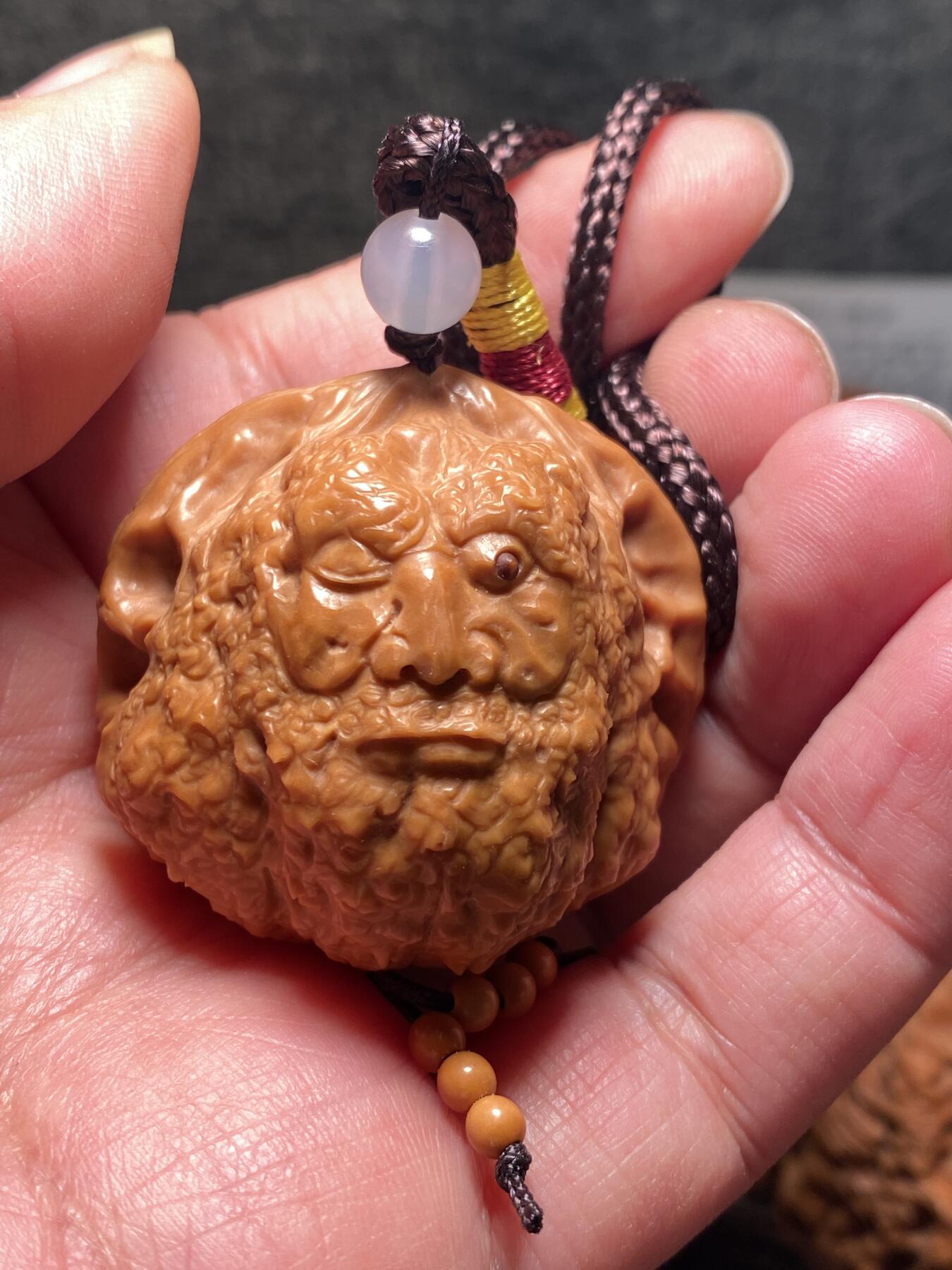 捡漏苏州非物质文化遗产，核雕艺术老苏工 福利苏工核雕，纯手工雕刻,核桃老苏工留刀痕双面禅道手把件，个性十足，等待有缘人，市场无同款，尺寸4。2喜欢的来