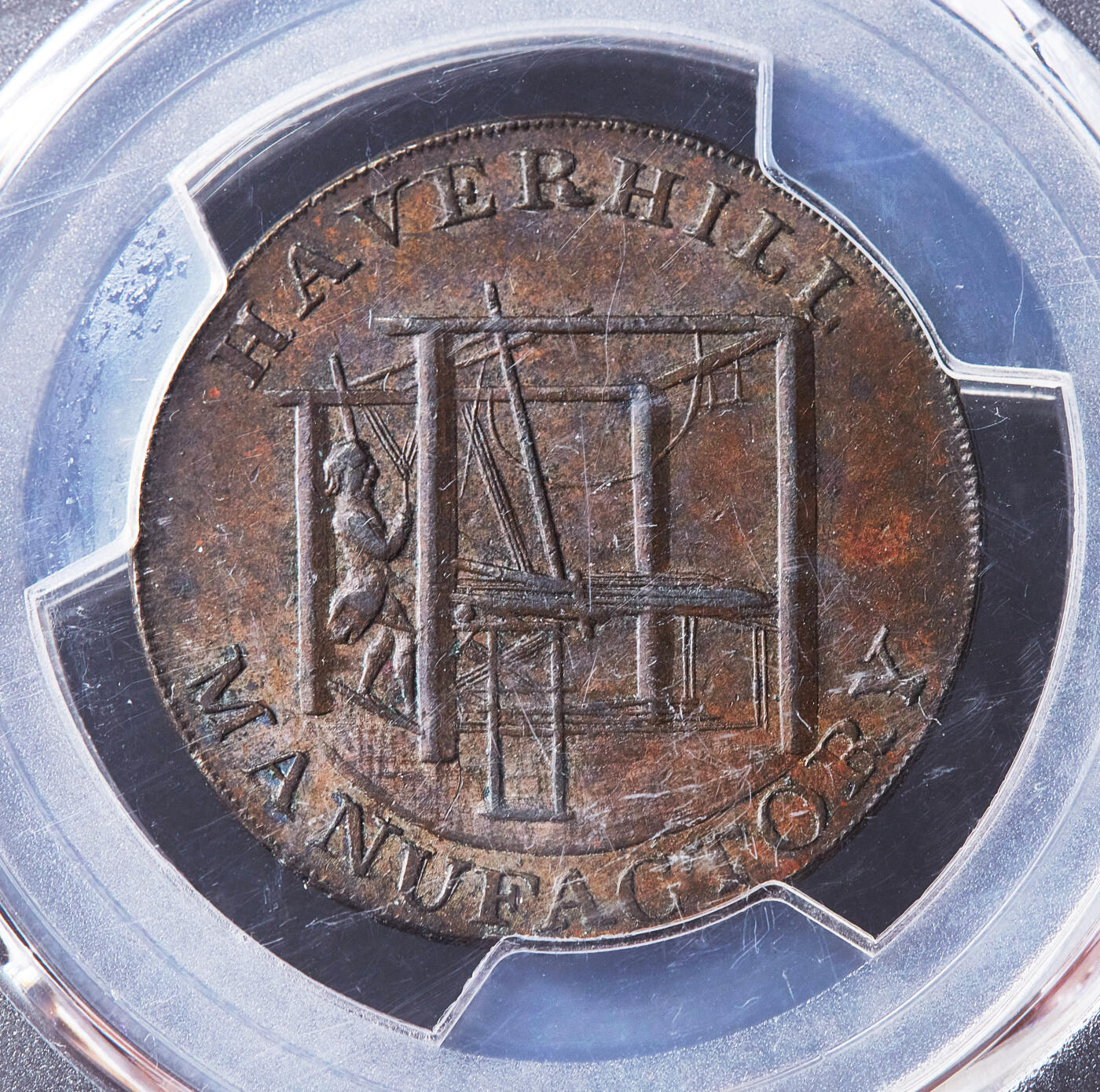 【俄甄集藏】满园春色-2026年(051)04-22星期三 晚 19:30 全场包邮 英国1794年萨福克郡哈弗希尔纺织厂1/2便士纺织工人与织布机商业代用铜币，PCGS AU58，巧克力包浆，经典品种币完好，划痕是外盒上