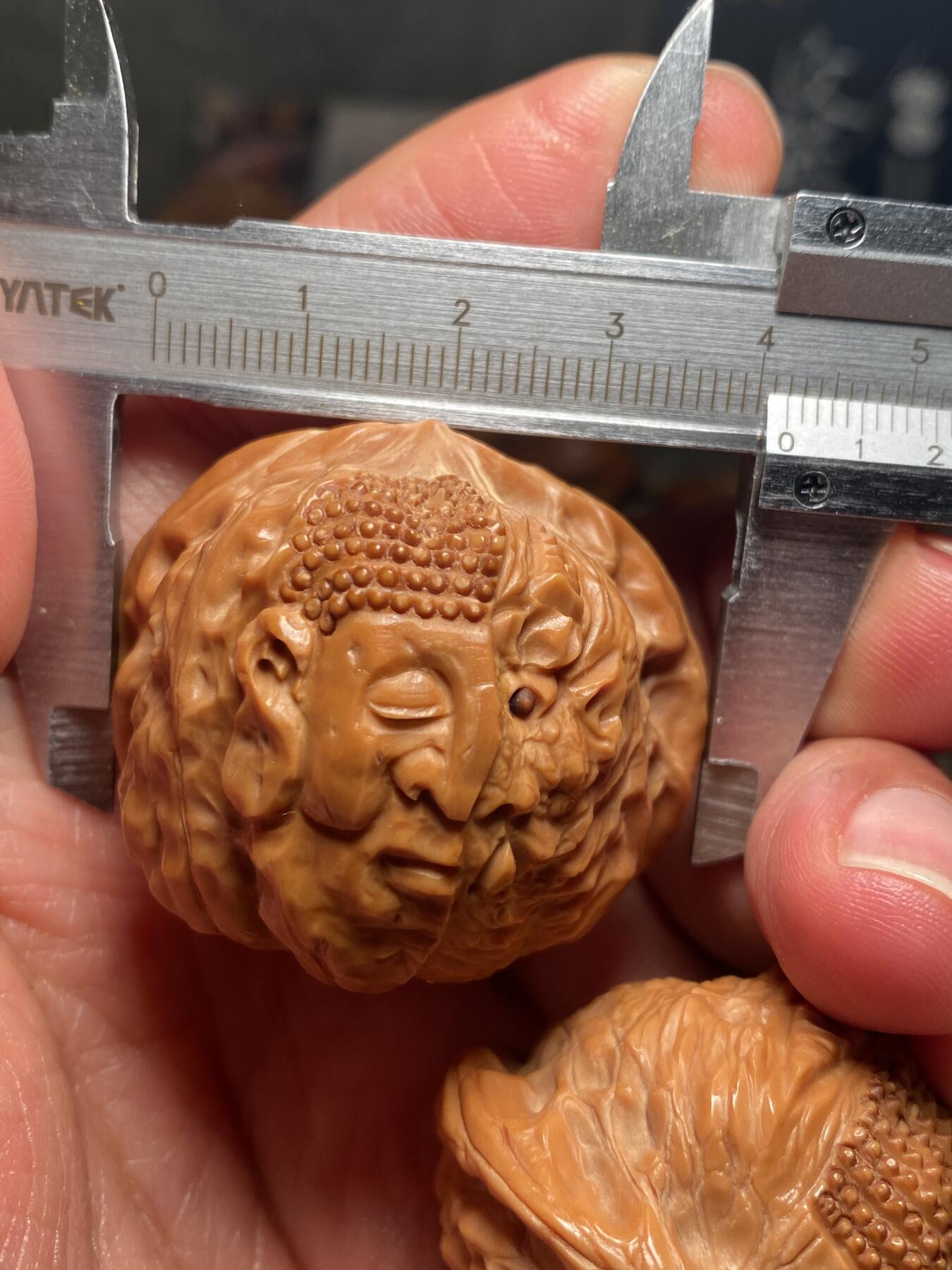 捡漏苏州非物质文化遗产，核雕艺术老苏工 福利苏工核雕，纯手工雕刻,核桃四面雕刻佛魔一念，个性十足，等待有缘人，市场无同款，尺寸4。18喜欢的来