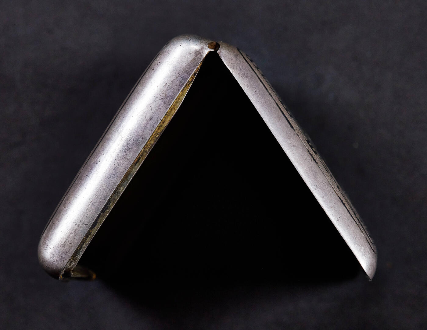 【俄甄集藏】满园春色-2026年(051)04-22星期三 晚 19:30 全场包邮 沙俄19世纪伏尔加河畔风光山水风景乌银珐琅（Niello）工艺内镀金刻花古董银烟盒，莫斯科著名乌银工艺大师尼古拉·米哈伊洛维奇·博比尔作品，长：105mm，宽：75mm，重量：141.2克，84戳记，含银量87.5%，俄系银器戳记为96进制，设计精美，纯手工制作，保存完好难得，有使用痕迹