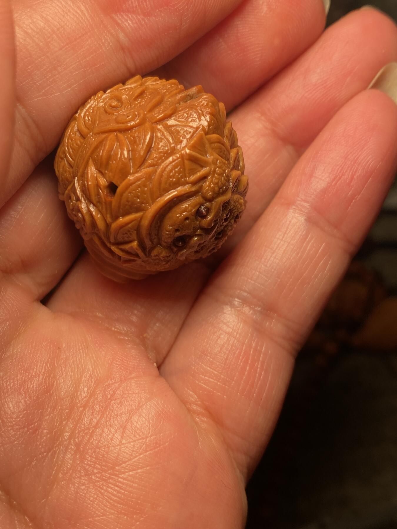 捡漏苏州非物质文化遗产，核雕艺术老苏工 福利苏工核雕纯手工铁核金蟾三通，雕工深峻，个性十足，等待有缘人，尺寸2。8x3.0目前核界最大尺寸喜欢的来