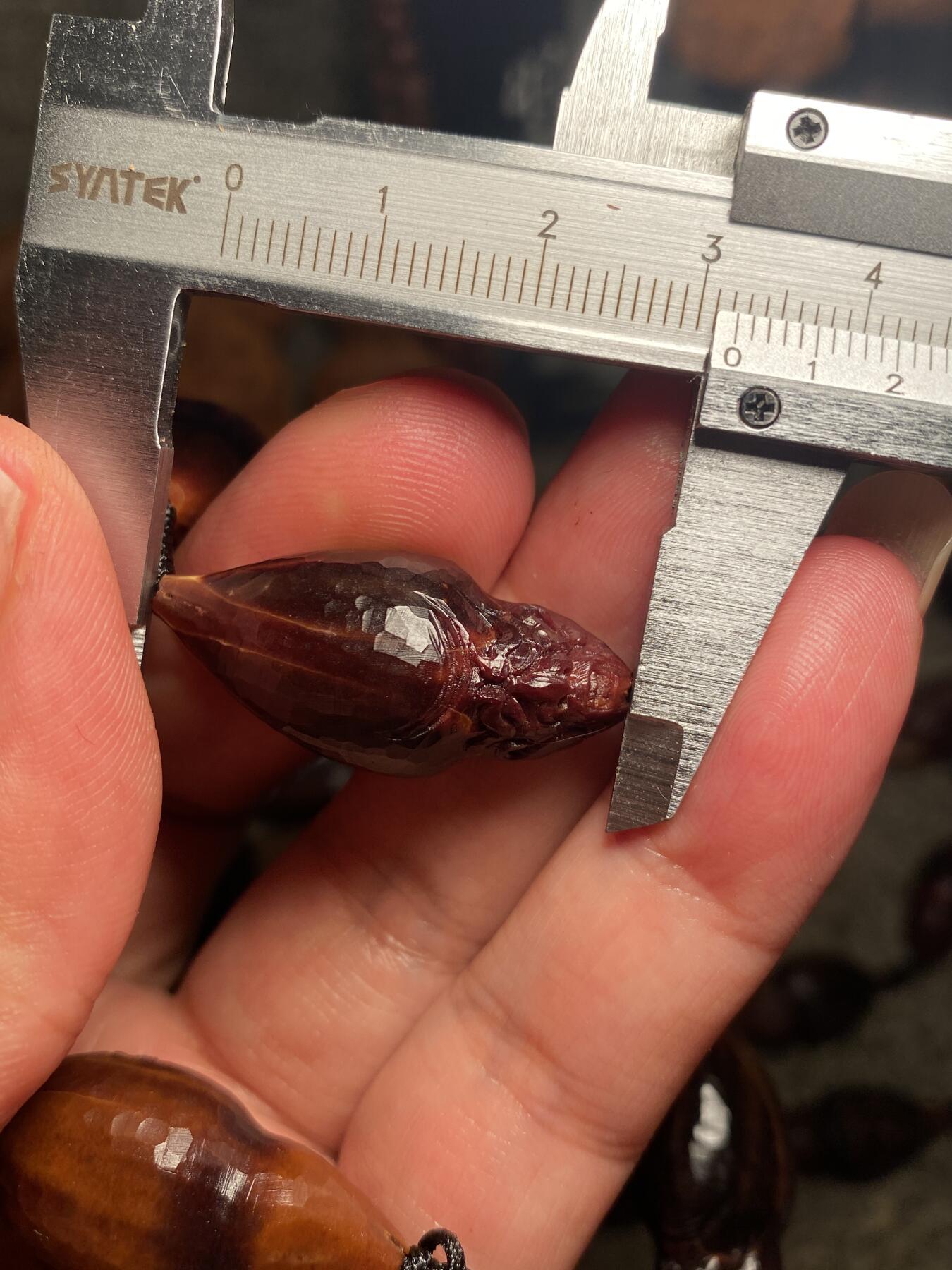 捡漏苏州非物质文化遗产，核雕艺术老苏工 福利苏工核雕纯手工老手艺名家王红秋老师雕刻异型紫核全刀工福禄寿百态，雕工深峻，个性十足，等待有缘人，尺寸1。5x3。2喜欢的来