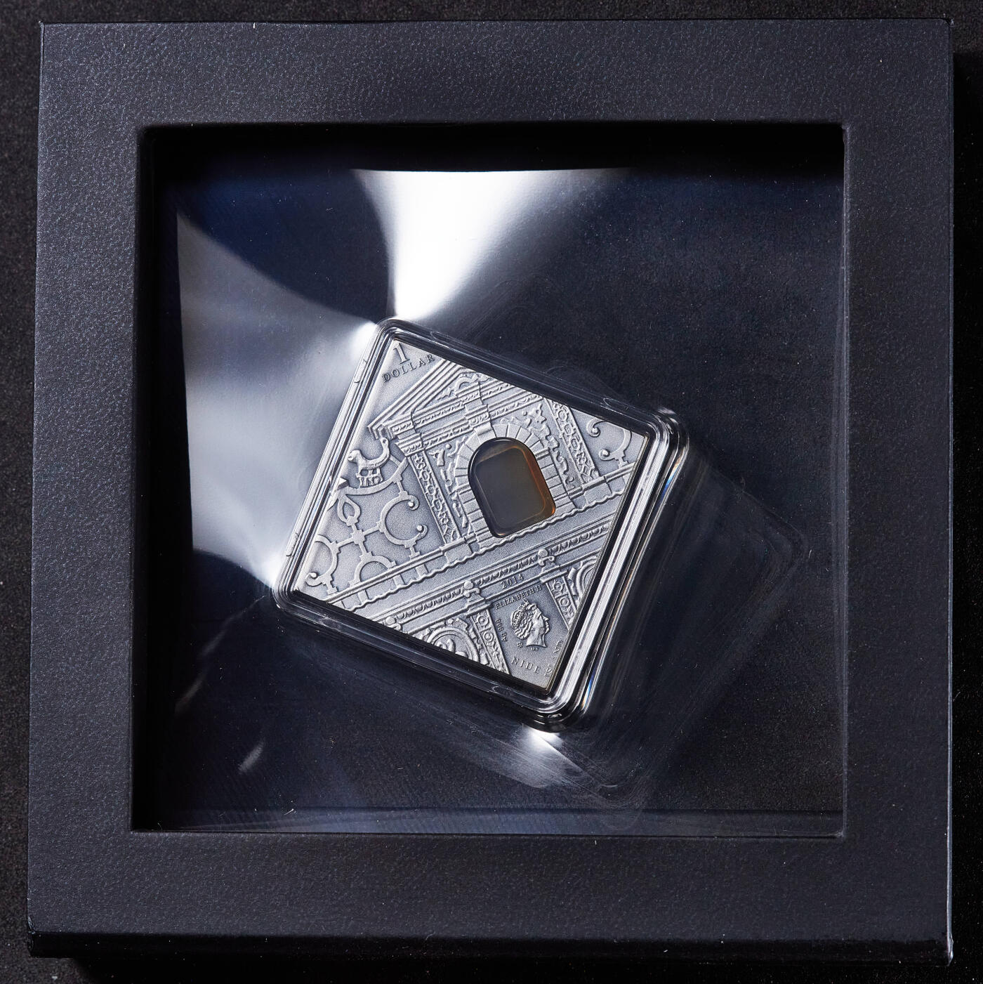 【俄甄集藏】满园春色-2026年(051)04-22星期三 晚 19:30 全场包邮 纽埃2014年改变世界的艺术系列-矫饰主义仿古1元镶嵌玛瑙方形精制大银币，原盒证，重28.28克，999银，发行量3333枚，波兰造币厂代铸，热门品种