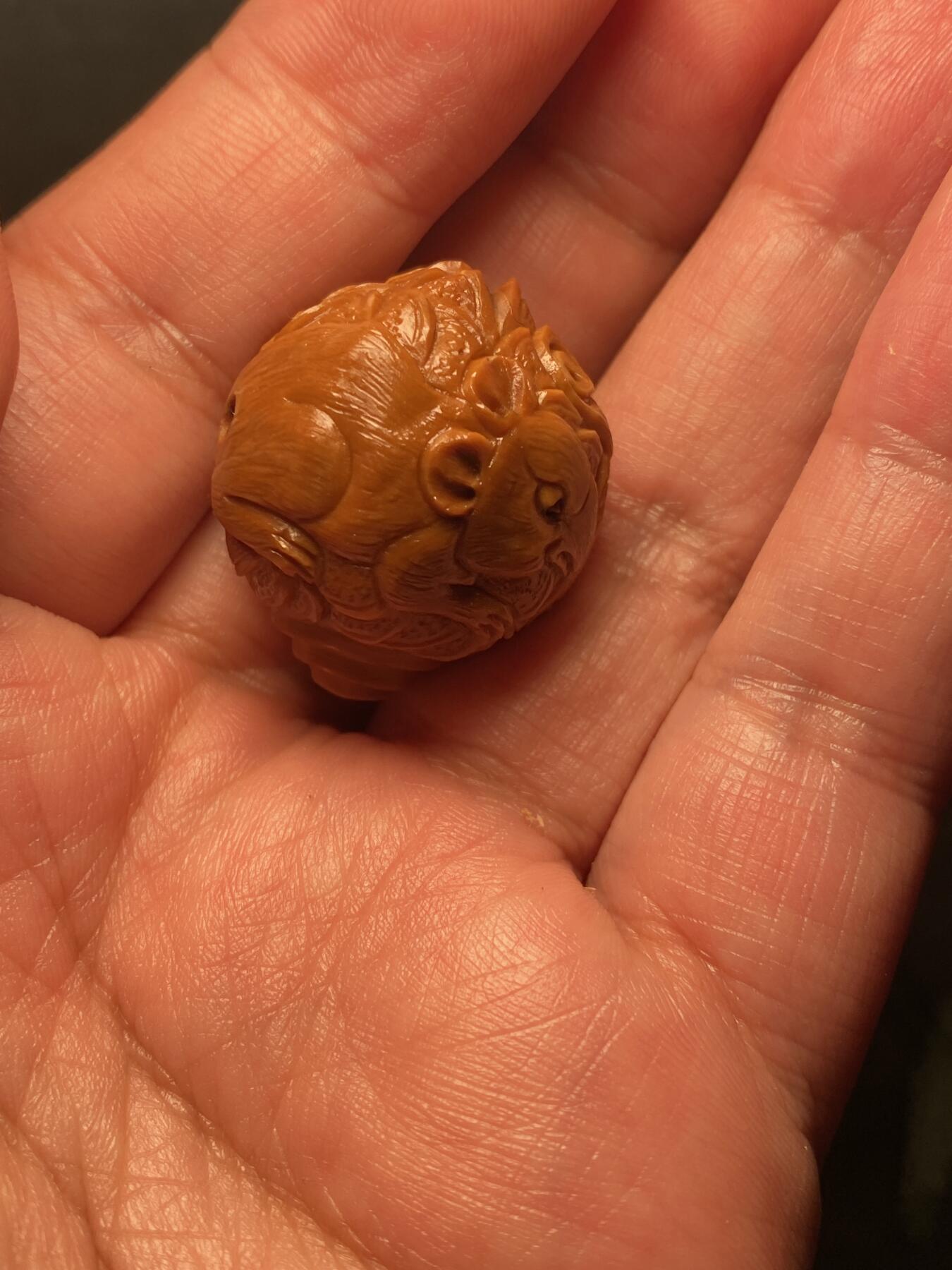 捡漏苏州非物质文化遗产，核雕艺术老苏工 福利苏工核雕纯手工铁核数钱三通，雕工深峻，个性十足，等待有缘人，尺寸2。7x2.9,目前核界最大尺寸喜欢的来