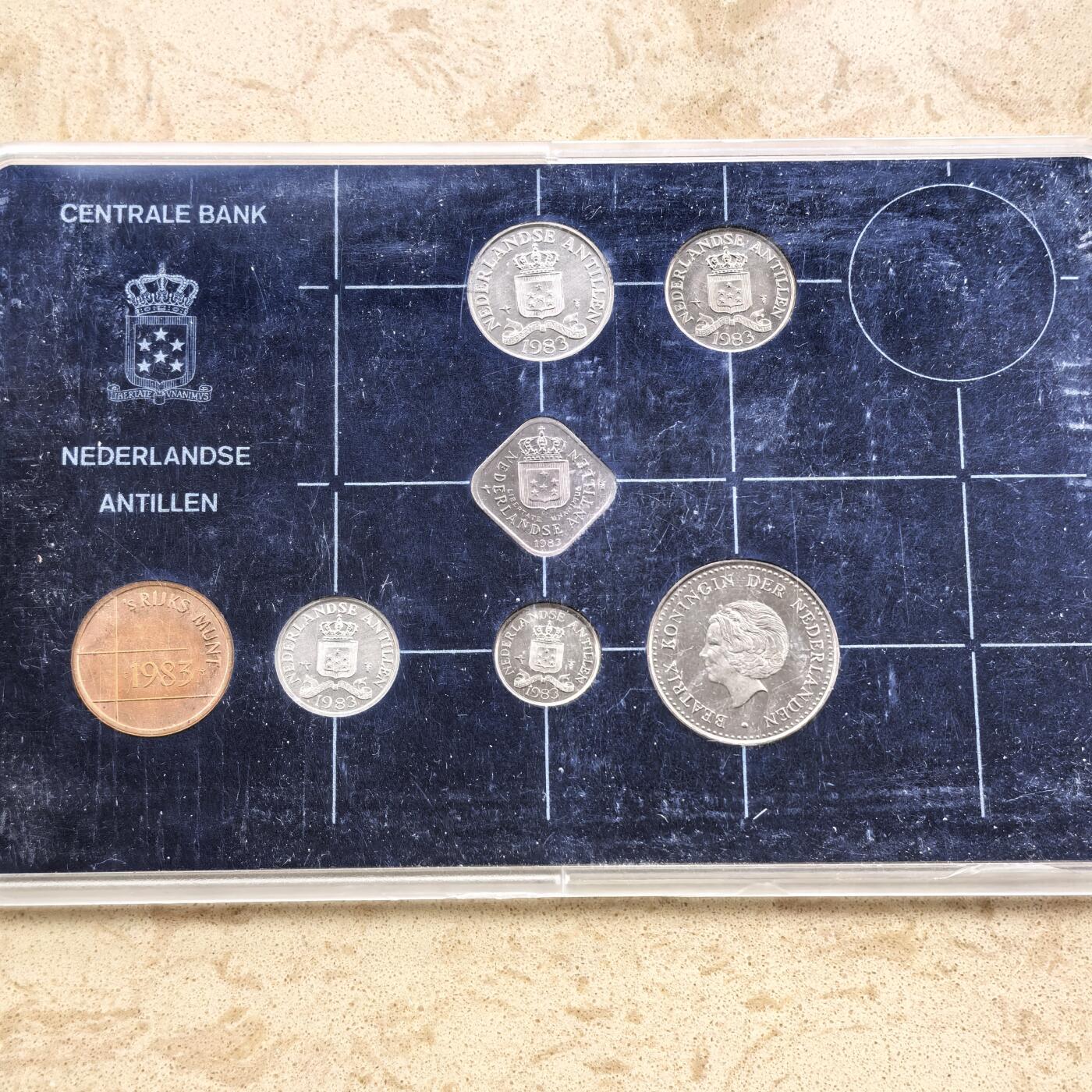 道一币馆币章第一百七十四场 原包装 荷属安的列斯1983年套币六枚+纪念章 盒子有划痕 币完好