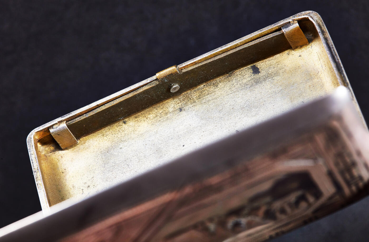 【俄甄集藏】满园春色-2026年(051)04-22星期三 晚 19:30 全场包邮 沙俄19世纪伏尔加河畔风光山水风景乌银珐琅（Niello）工艺内镀金刻花古董银烟盒，莫斯科著名乌银工艺大师尼古拉·米哈伊洛维奇·博比尔作品，长：105mm，宽：75mm，重量：141.2克，84戳记，含银量87.5%，俄系银器戳记为96进制，设计精美，纯手工制作，保存完好难得，有使用痕迹