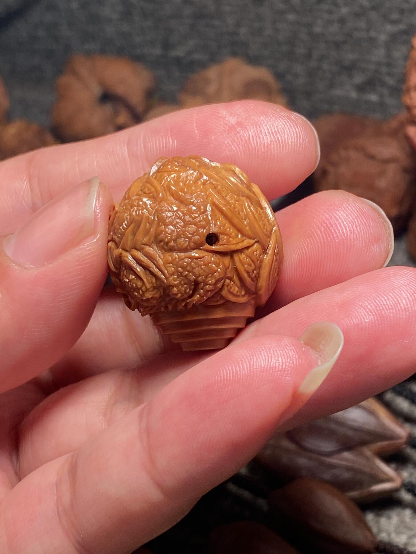 捡漏苏州非物质文化遗产，核雕艺术老苏工 福利苏工核雕纯手工独角吞金兽三通，雕工深峻，个性十足，等待有缘人，尺寸2.65x22.98,目前核界最大尺寸喜欢的来