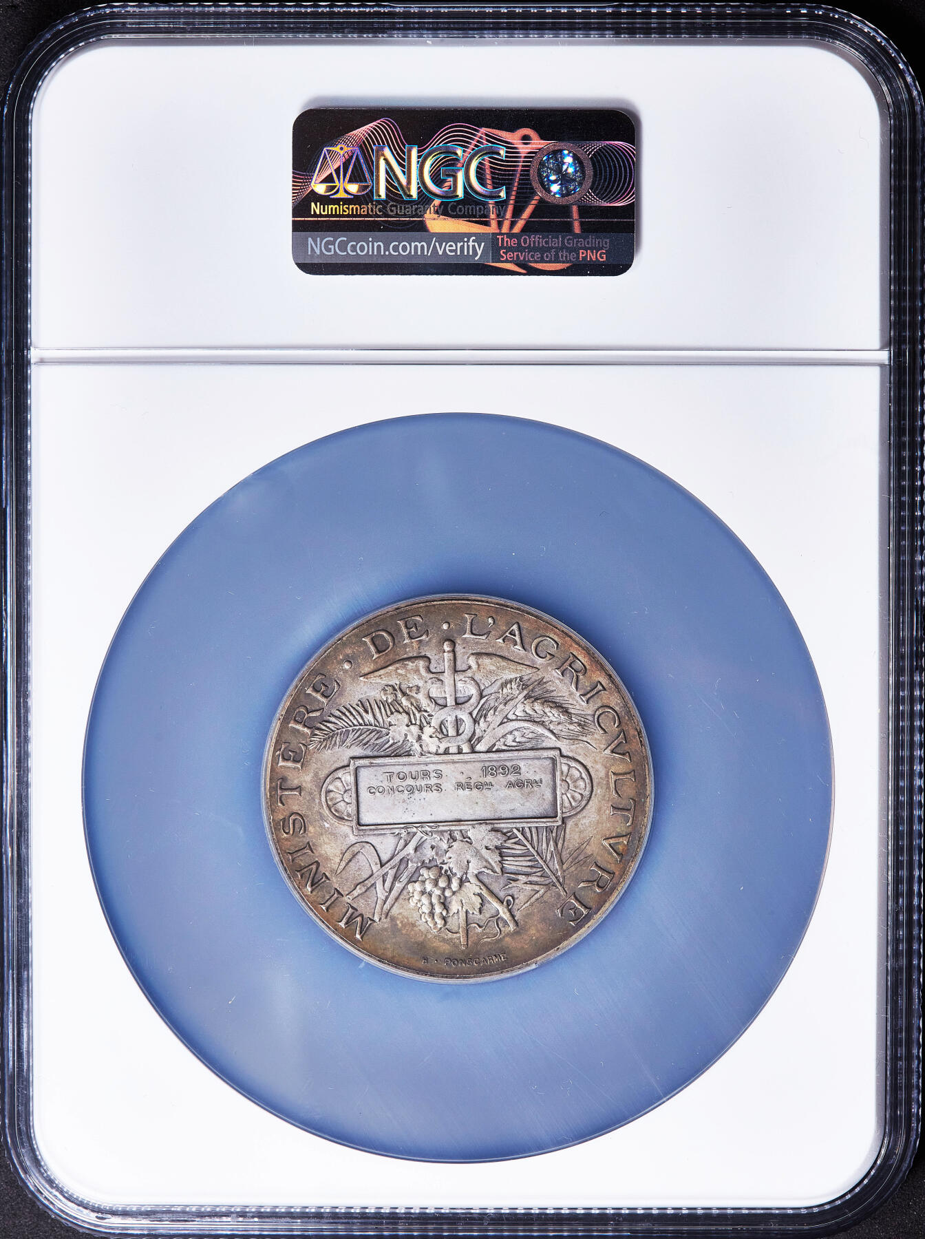 【俄甄集藏】满园春色-2026年(051)04-22星期三 晚 19:30 全场包邮 法国1892年天使双翼弗吉尼亚帽玛丽安娜头像纪念图尔市农业竞赛大银章，NGC MS62，直径：51mm，重：66克，高浮雕，设计精美，五彩酱彩老包浆，雕刻家亨利-奥古斯特·蓬斯卡姆作品，丰饶角铭