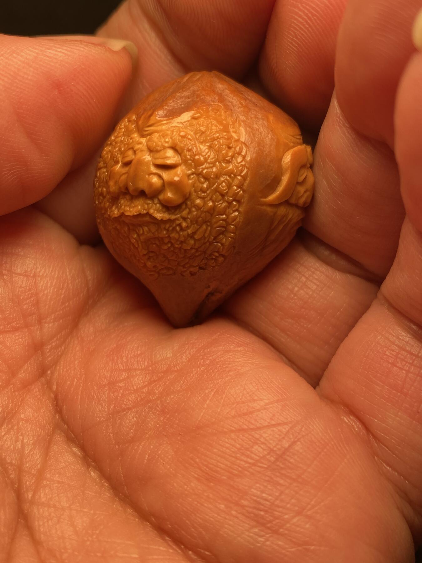 捡漏苏州非物质文化遗产，核雕艺术老苏工 福利苏工核雕纯手工群仙单籽，雕工深峻，个性十足，等待有缘人，尺寸2.8x3.35喜欢的来