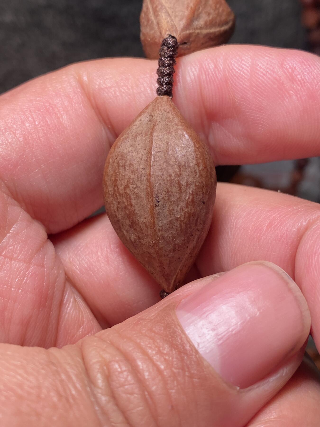 捡漏苏州非物质文化遗产，核雕艺术老苏工 福利苏工核雕，20年老陈料爆红品质脖挂手持三面佛，个性十足，等待有缘人，市场少见，漂亮，尺寸1。75x2.95左右喜欢的来