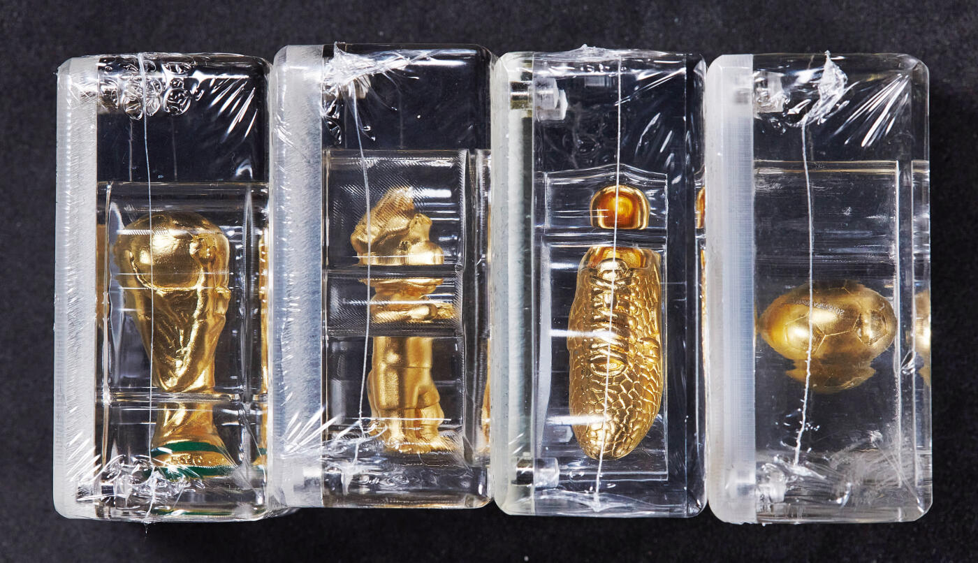 【俄甄集藏】满园春色-2026年(051)04-22星期三 晚 19:30 全场包邮 俄罗斯2018年足球世界杯镀金纯银异形纪念章4枚一组，FIFA官方授权，含纯银11克，原盒证，中国深圳造