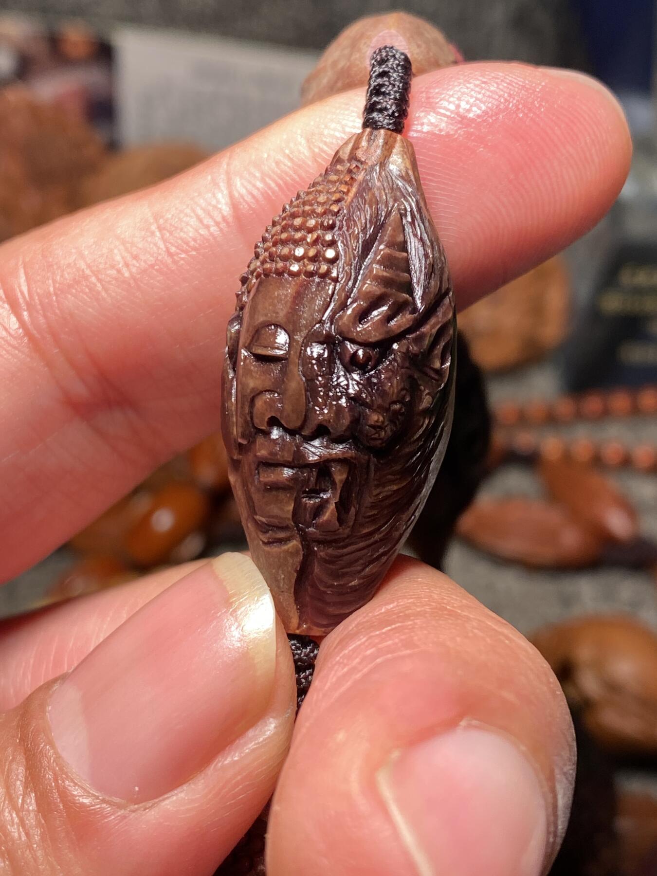 捡漏苏州非物质文化遗产，核雕艺术老苏工 福利孤品苏工核雕纯手工老手艺，老款佛魔紫核一念之间，雕工深峻，个性十足，等待有缘人，尺寸1。65x3.45喜欢的来