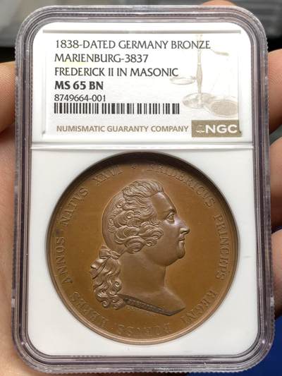 《竞宝斋》第479场 周日，周一 2场连拍 （全场包邮）20级店铺 欢迎送拍 - NGC MS65BN 德国普鲁士共济会30周年铜章 巧克力色高浮雕 加厚盒