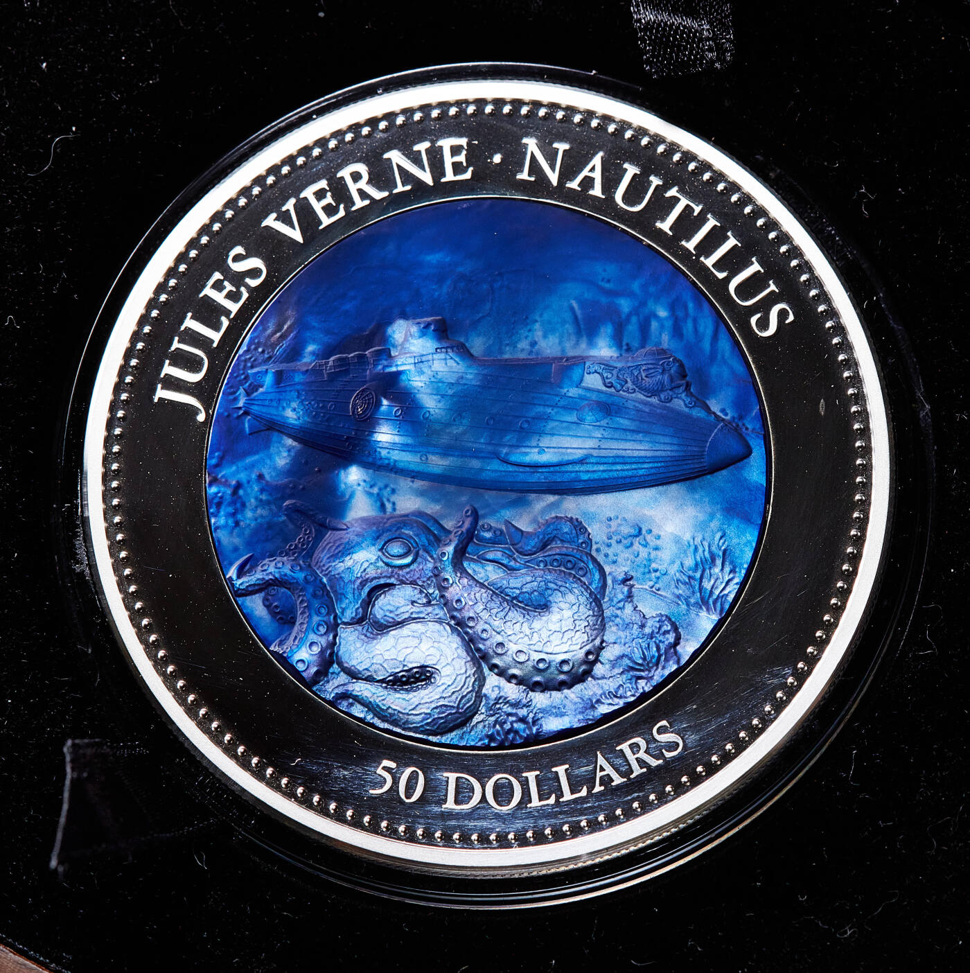 【俄甄集藏】满园春色-2026年(051)04-22星期三 晚 19:30 全场包邮 库克群岛2014年《海底两万里》-鹦鹉螺号潜艇5盎司蓝色珍珠贝母镶嵌50元精制大银币，原木盒精装，带证书，重155.55克，999银，发行量750枚，名誉品种