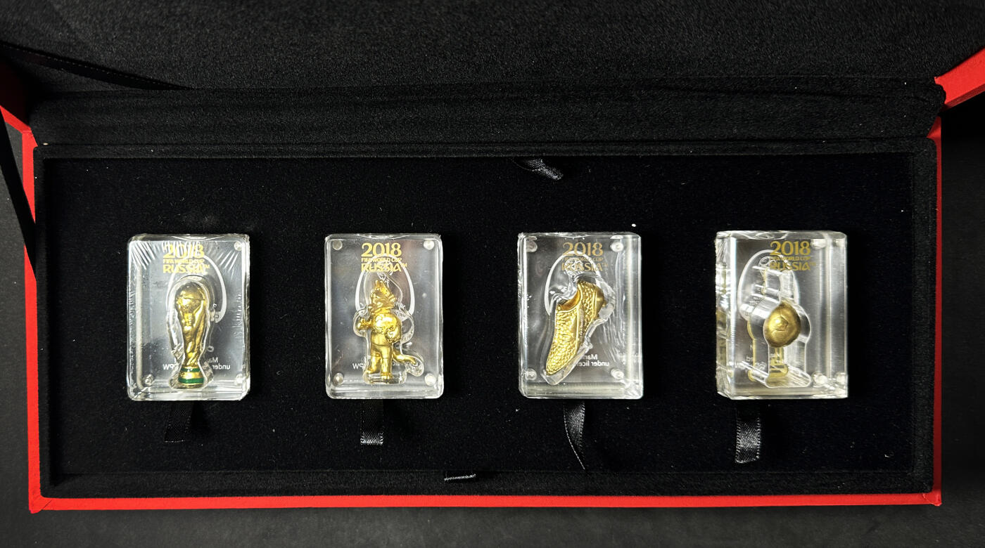 【俄甄集藏】满园春色-2026年(051)04-22星期三 晚 19:30 全场包邮 俄罗斯2018年足球世界杯镀金纯银异形纪念章4枚一组，FIFA官方授权，含纯银11克，原盒证，中国深圳造