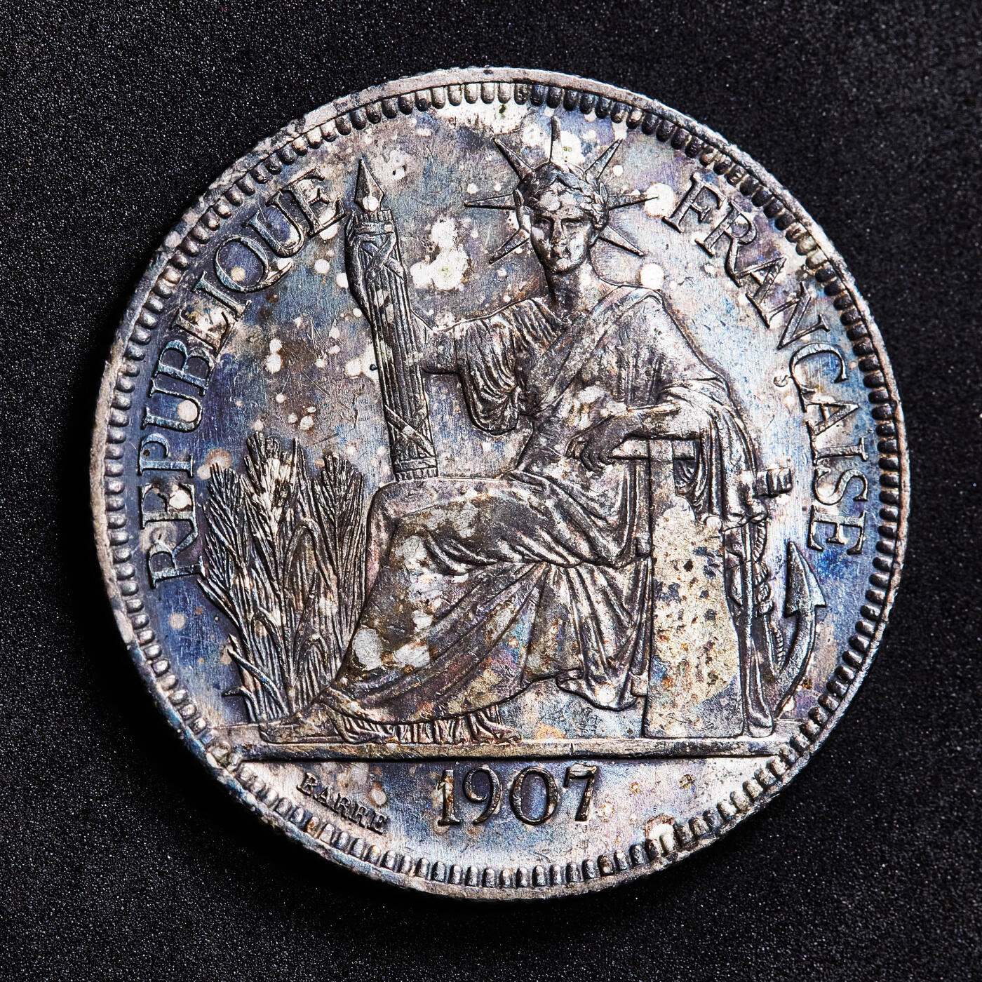 【俄甄集藏】满园春色-2026年(051)04-22星期三 晚 19:30 全场包邮 法属印度支那1907年A版1皮阿斯特坐洋大银币，五彩包浆，底光犹存，品相尚佳