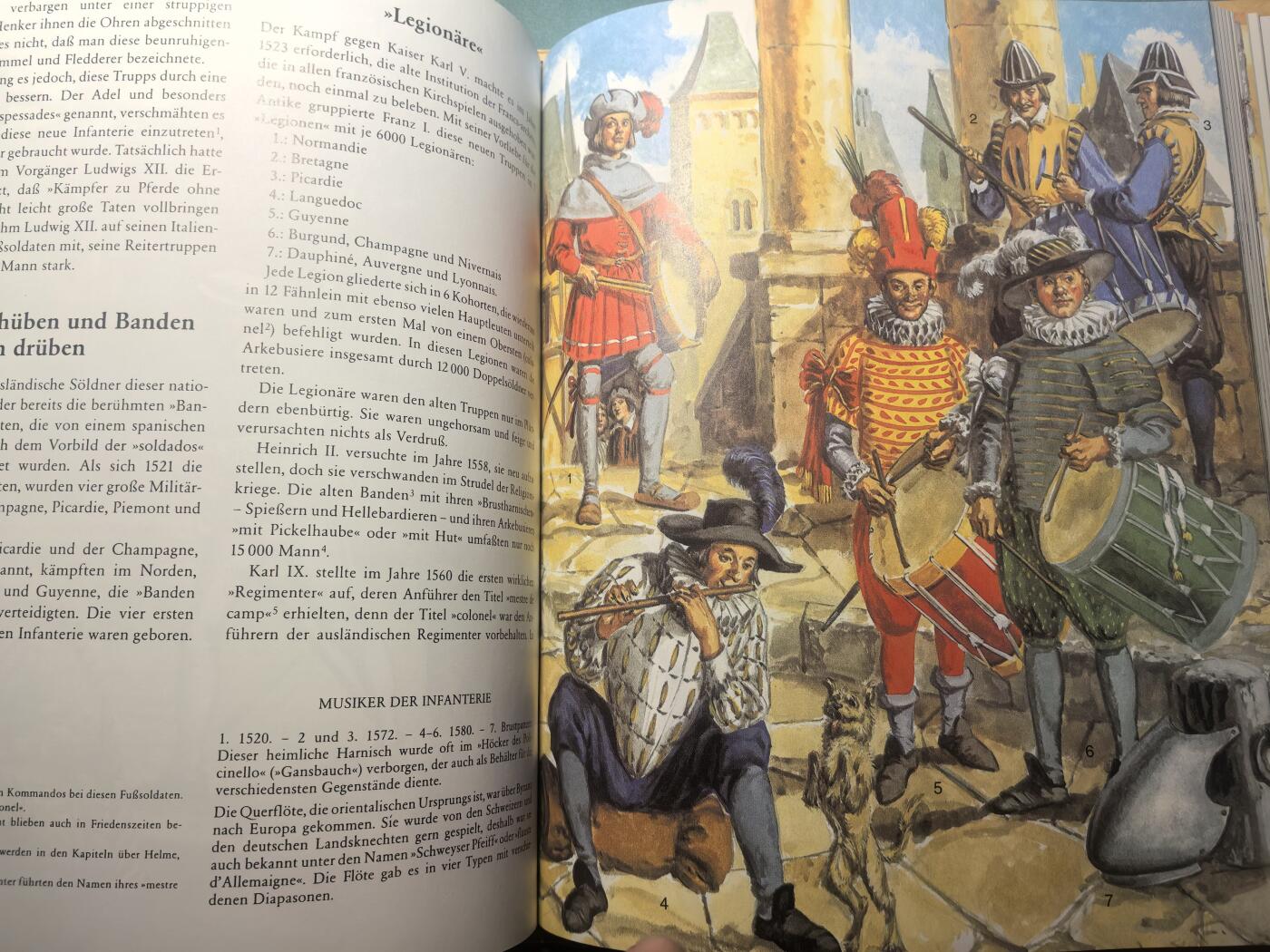 盛世勋华——号角文化勋章邮票专场拍卖第314期 德语军事历史文献 《历史上的武器与盔甲》 经典欧洲中世纪-文艺复兴军事史图鉴 以精准的考据和手绘复原图 详细梳理了从加洛林王朝到文艺复兴时期（8-16世纪）欧洲骑士、佣兵的武器、盔甲、服饰演变，是军事史、盔甲爱好者的经典参考资料 308页