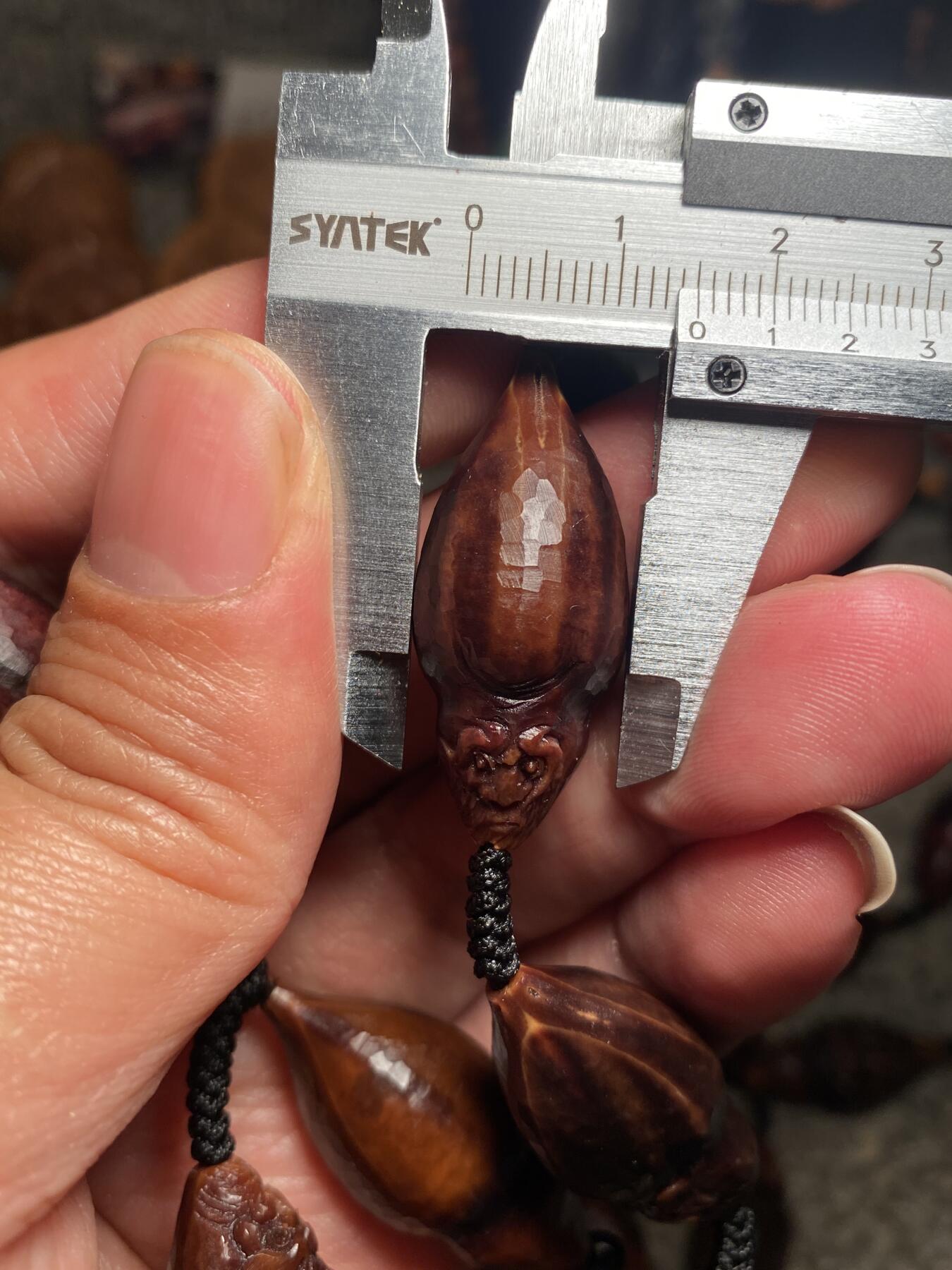 捡漏苏州非物质文化遗产，核雕艺术老苏工 福利苏工核雕纯手工老手艺名家王红秋老师雕刻异型紫核全刀工福禄寿百态，雕工深峻，个性十足，等待有缘人，尺寸1。5x3。2喜欢的来