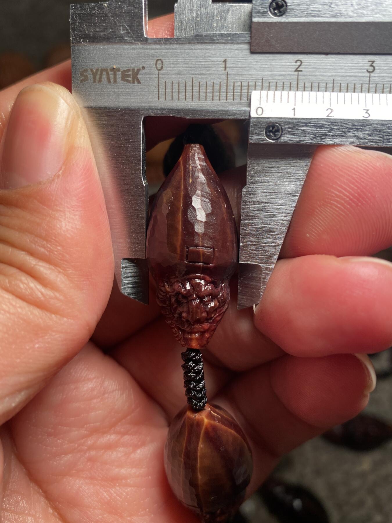 捡漏苏州非物质文化遗产，核雕艺术老苏工 福利苏工核雕纯手工老手艺名家王红秋老师雕刻异型紫核全刀工福禄钟馗百态，雕工深峻，个性十足，等待有缘人，尺寸1。5x3。15喜欢的来