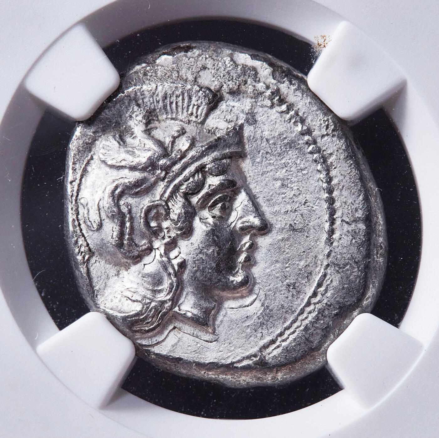 【俄甄集藏】满园春色-2026年(051)04-22星期三 晚 19:30 全场包邮 古希腊币西里西亚索洛伊城公元前385-333年雅典娜1斯塔特葡萄银币，NGC ChVF，正面头戴阿提卡式头盔的雅典娜，背面一串葡萄与铭文，葡萄图案是索洛伊的城邦徽记，与酒神狄奥尼索斯信仰相关，直径：23mm，原光品相