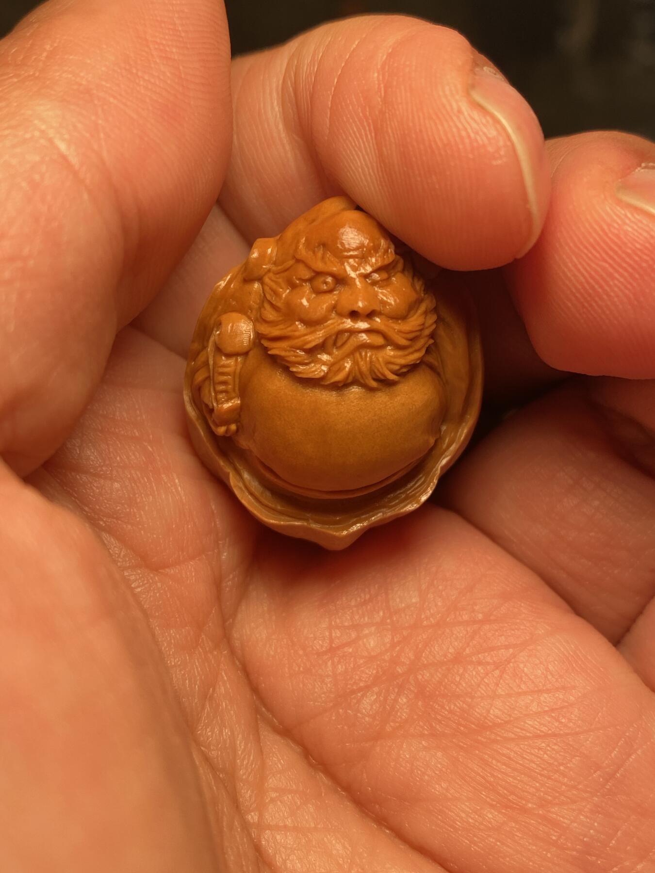 捡漏苏州非物质文化遗产，核雕艺术老苏工 福利苏工核雕纯手工钟馗单籽，雕工深峻，个性十足，等待有缘人，尺寸2.4x3。15喜欢的来