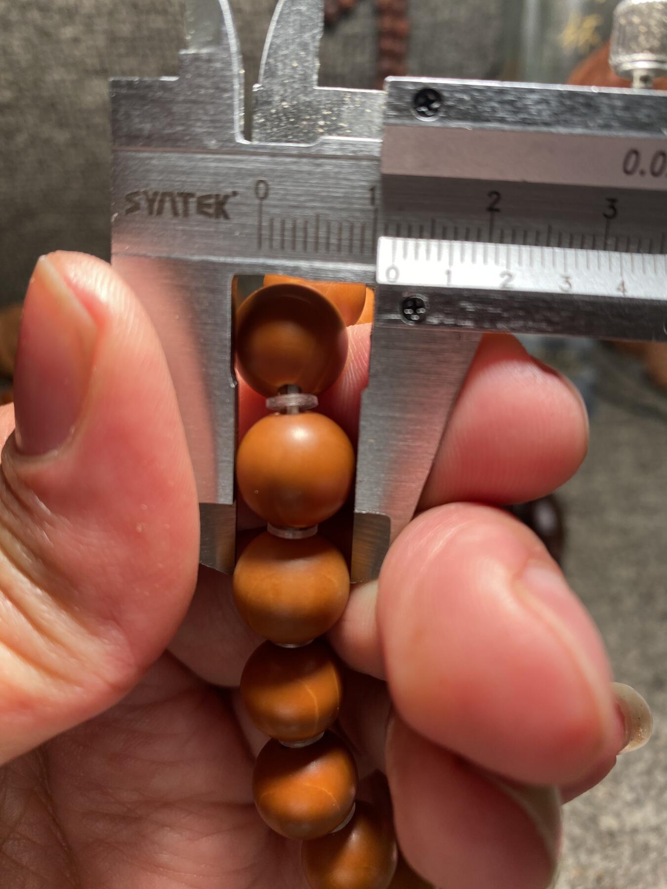 捡漏苏州非物质文化遗产，核雕艺术老苏工 福利苏工核雕纯手工铁核小正圆手串，个性十足，等待有缘人，尺寸1。15左右喜欢的来，二个字便宜，少花冤枉钱，不还价