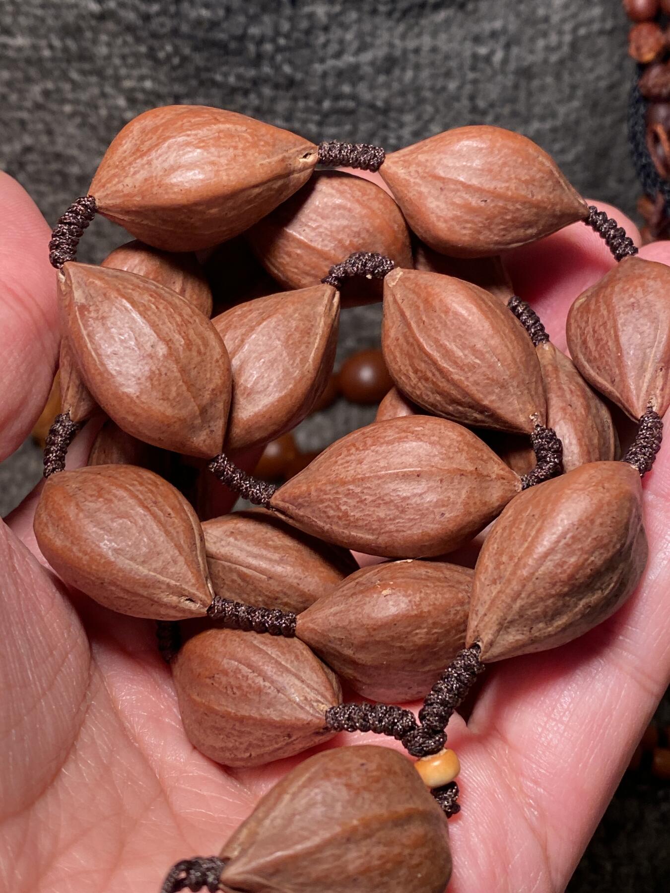 捡漏苏州非物质文化遗产，核雕艺术老苏工 福利苏工核雕，20年老陈料爆红品质脖挂手持三面佛，个性十足，等待有缘人，市场少见，漂亮，尺寸1。75x2.95左右喜欢的来