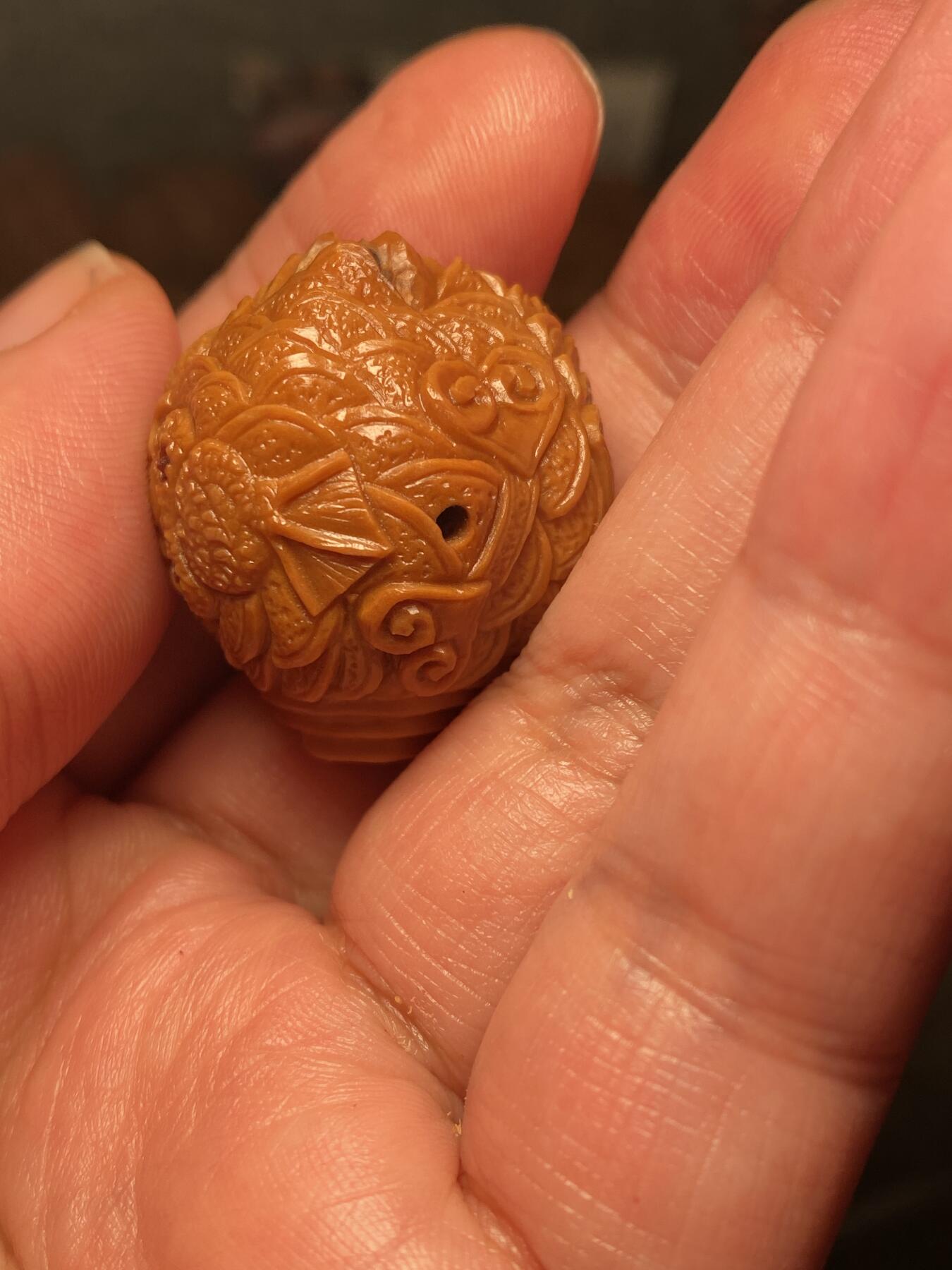 捡漏苏州非物质文化遗产，核雕艺术老苏工 福利苏工核雕纯手工铁核金蟾三通，雕工深峻，个性十足，等待有缘人，尺寸2。8x3.0目前核界最大尺寸喜欢的来