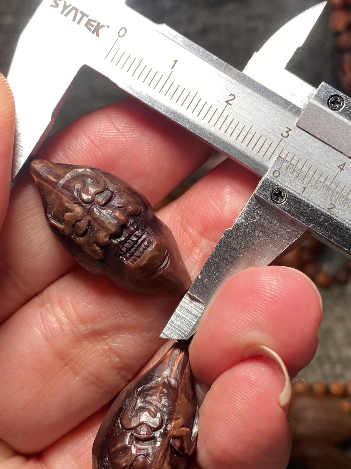 捡漏苏州非物质文化遗产，核雕艺术老苏工 福利苏工核雕纯手工老手艺名家王红秋老师雕刻异型紫核全刀工福禄十八罗汉，雕工深峻，个性十足，等待有缘人，尺寸1。5x3。2喜欢的来