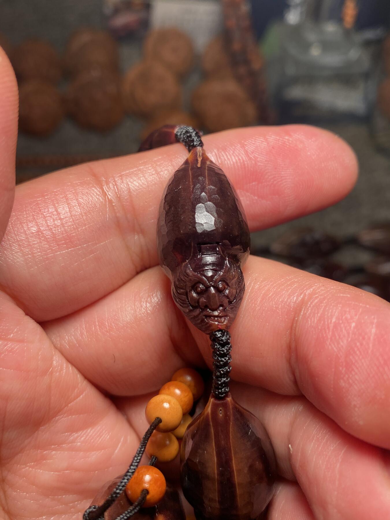 捡漏苏州非物质文化遗产，核雕艺术老苏工 福利苏工核雕纯手工老手艺名家王红秋老师雕刻异型紫核全刀工福禄钟馗百态，雕工深峻，个性十足，等待有缘人，尺寸1。5x3。15喜欢的来