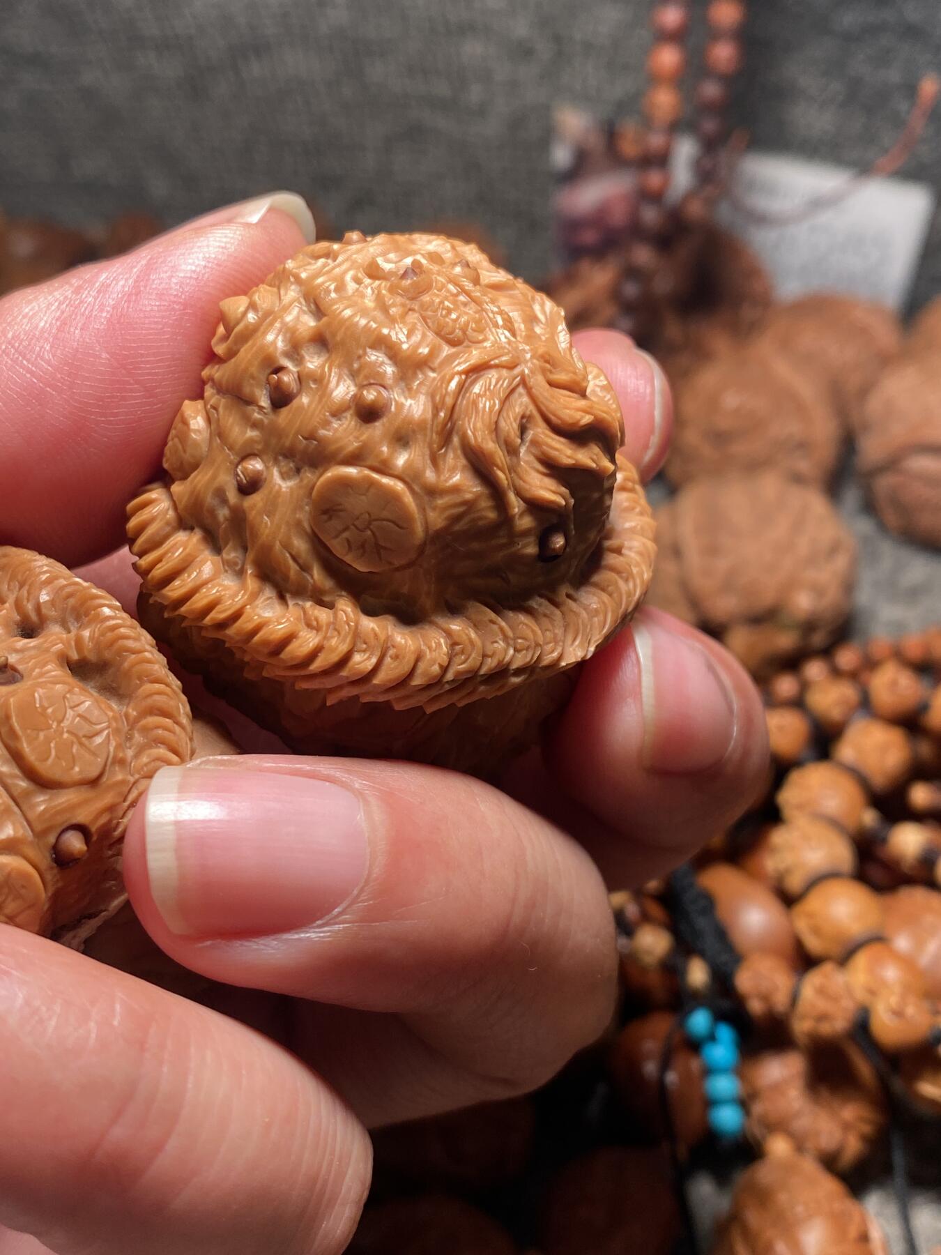 捡漏苏州非物质文化遗产，核雕艺术老苏工 福利苏工核雕，纯手工雕刻,核桃老苏工留刀痕腰缠万贯，金玉满堂，年年有余，好运连连，个性十足，等待有缘人，市场无同款，尺寸4。3喜欢的来