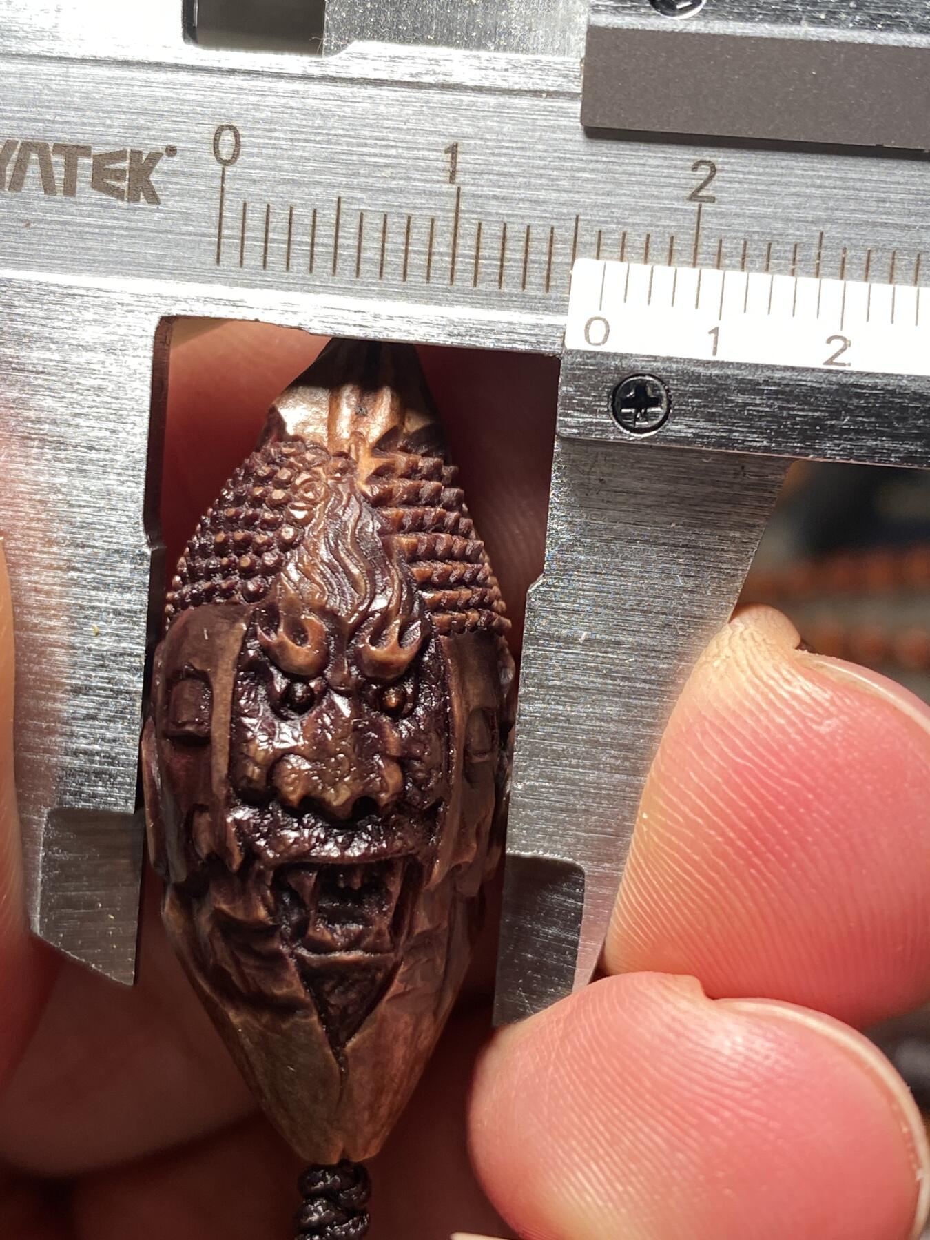 捡漏苏州非物质文化遗产，核雕艺术老苏工 福利孤品苏工核雕纯手工老手艺，老款佛魔紫核一念之间，雕工深峻，个性十足，等待有缘人，尺寸1。65x3.45喜欢的来