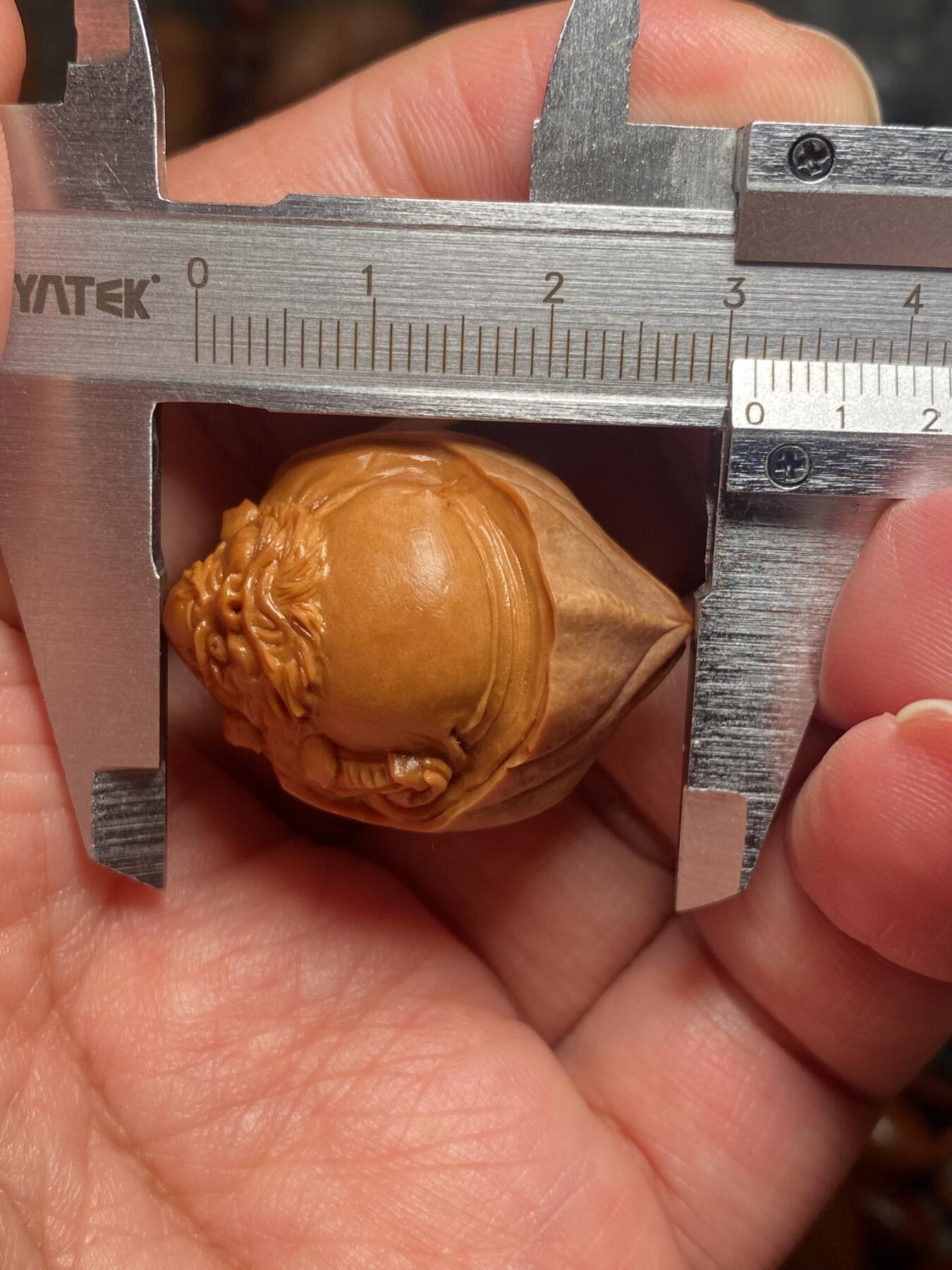 捡漏苏州非物质文化遗产，核雕艺术老苏工 福利苏工核雕纯手工钟馗单籽，雕工深峻，个性十足，等待有缘人，尺寸2.4x3。15喜欢的来