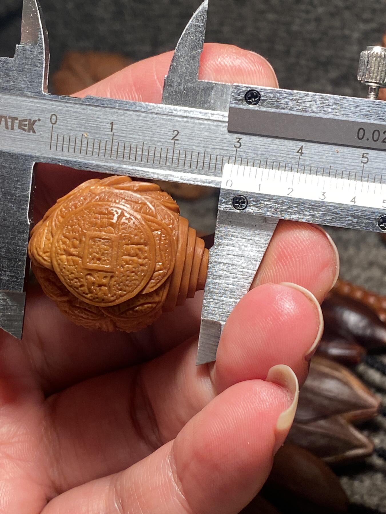 捡漏苏州非物质文化遗产，核雕艺术老苏工 福利苏工核雕纯手工独角吞金兽三通，雕工深峻，个性十足，等待有缘人，尺寸2.65x22.98,目前核界最大尺寸喜欢的来