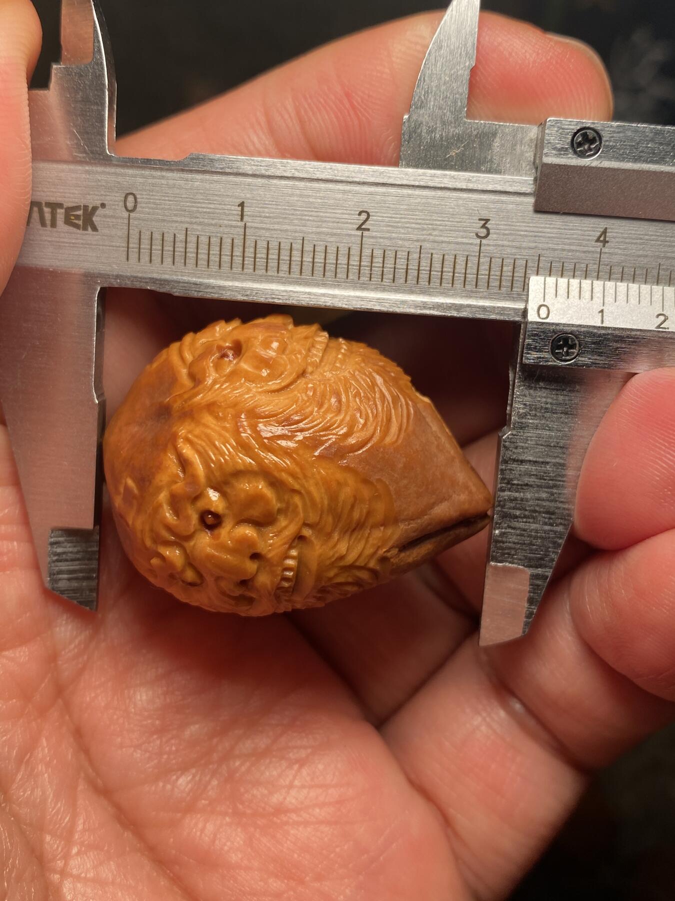 捡漏苏州非物质文化遗产，核雕艺术老苏工 福利苏工核雕，纯手工雕刻,钟馗百态，个性十足，等待有缘人，尺寸2。7x3。58喜欢的来