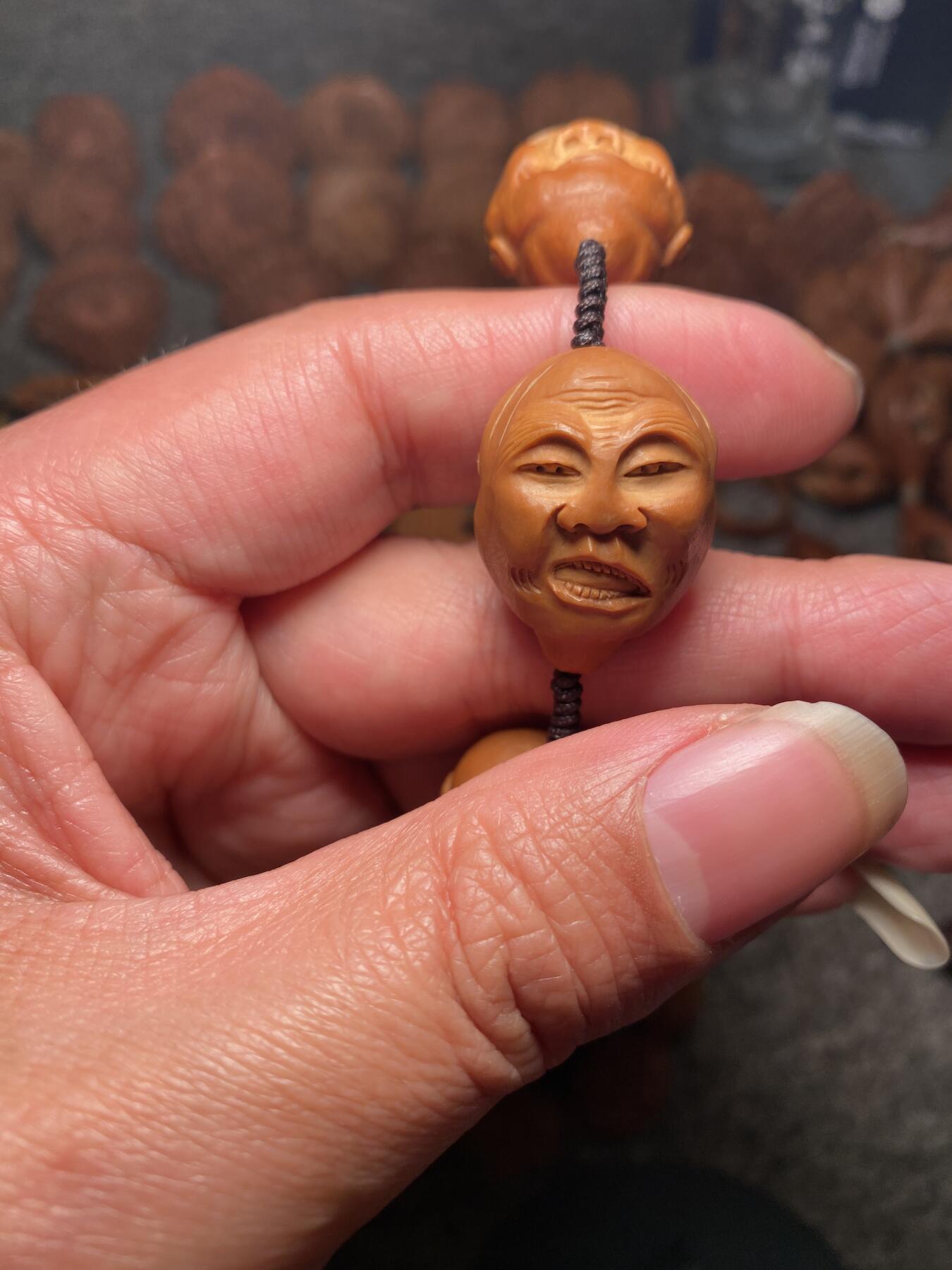 捡漏苏州非物质文化遗产，核雕艺术老苏工 福利苏工核雕纯手工老手艺，殷派十八罗汉，雕工深峻，个性十足，等待有缘人，尺寸2。15x2.9喜欢的来