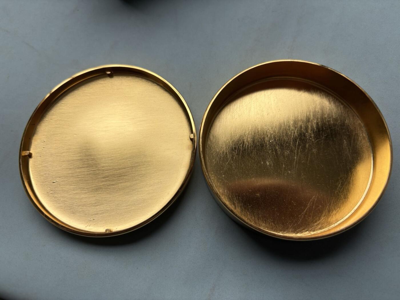 盛世勋华——号角文化勋章邮票专场拍卖第314期 日本昭和48年（1973年）勋四等瑞宝章受章纪念金盒，原桐木盒带受章人吉冈一二手书铭文，满工唐草纹錾刻，中心菊纹嵌银“勋”字，工艺精湛，大尺寸