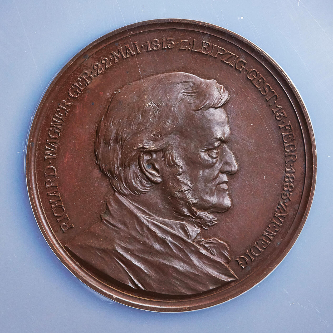 【俄甄集藏】满园春色-2026年(051)04-22星期三 晚 19:30 全场包邮 德国1883年纪念作曲家理查德·瓦格纳70寿辰大铜章，NGC MS64，巧克力包浆，设计精美，德国纽伦堡劳尔厂铸造，背面建筑为拜罗伊特节庆剧院，直径：50mm，名誉品种