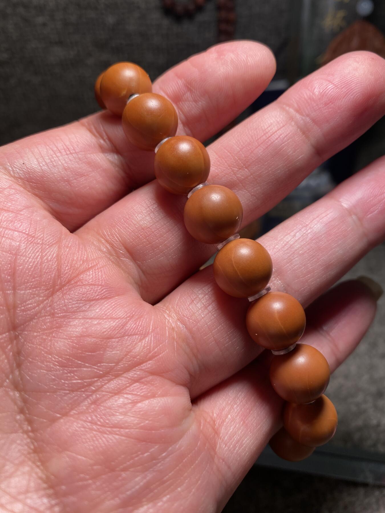 捡漏苏州非物质文化遗产，核雕艺术老苏工 福利苏工核雕纯手工铁核小正圆手串，个性十足，等待有缘人，尺寸1。15左右喜欢的来，二个字便宜，少花冤枉钱，不还价