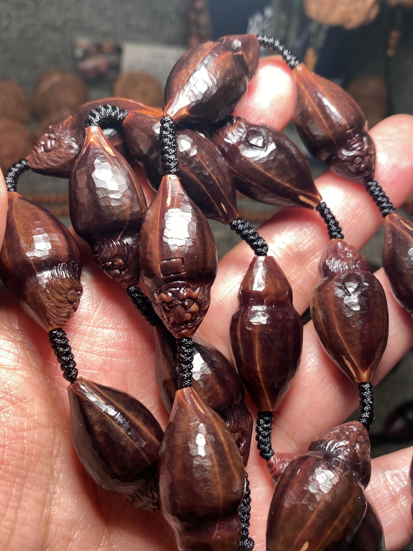 捡漏苏州非物质文化遗产，核雕艺术老苏工 福利苏工核雕纯手工老手艺名家王红秋老师雕刻异型紫核全刀工福禄钟馗百态，雕工深峻，个性十足，等待有缘人，尺寸1。5x3。15喜欢的来