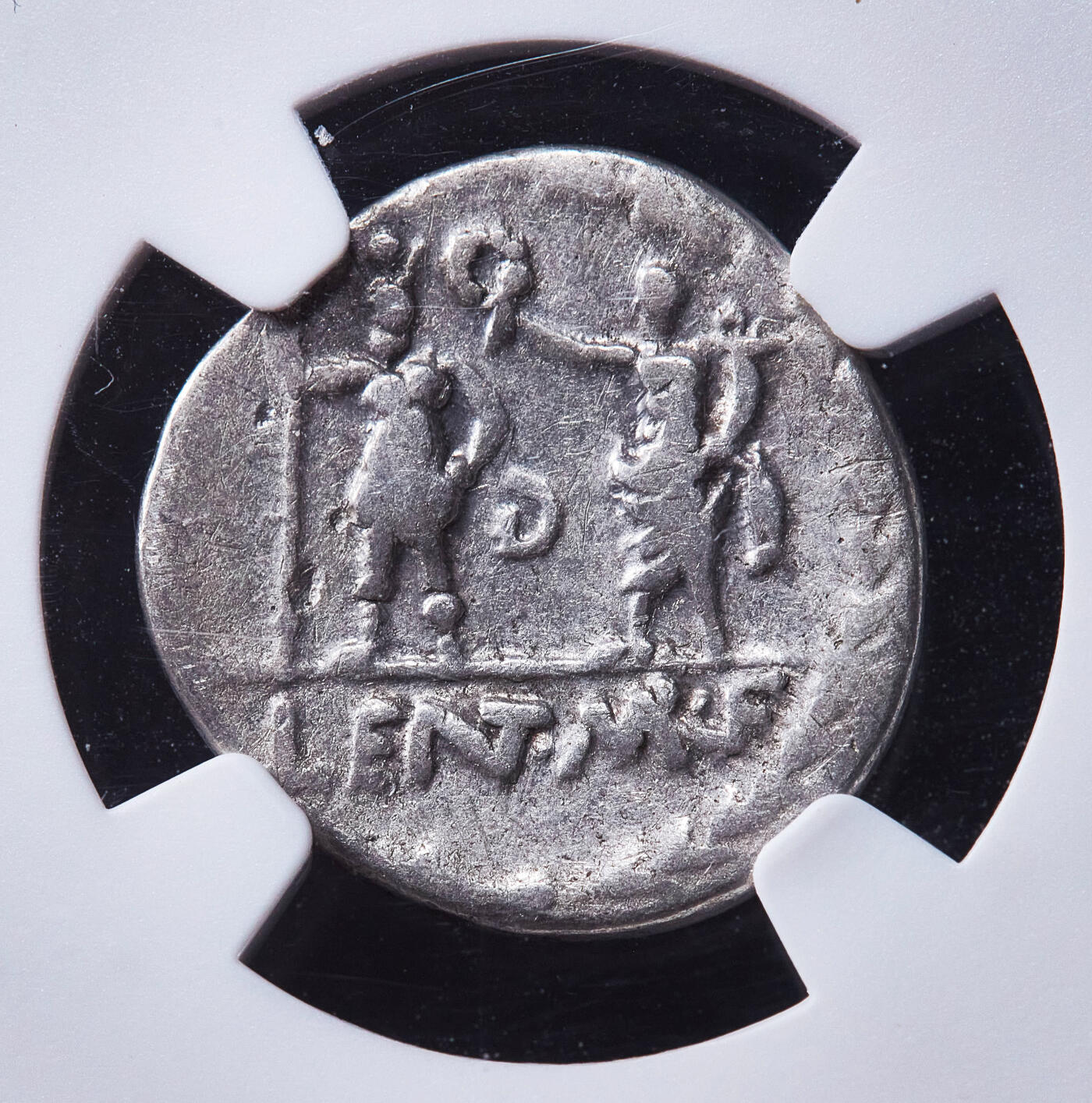 【俄甄集藏】满园春色-2026年(051)04-22星期三 晚 19:30 全场包邮 古罗马共和国公元前100年大力神1第纳尔罗马女神银币，NGC ChV(Str 5/5, Sur 3/5)，正面大力神赫拉克勒斯侧身像，肩扛狼牙棒左上有一面盾牌，古罗马时期很少见的形象，背面罗马护神手持花环与丰饶角给持长矛站立的罗马女神加冕，下方制币官铭文，少见品种