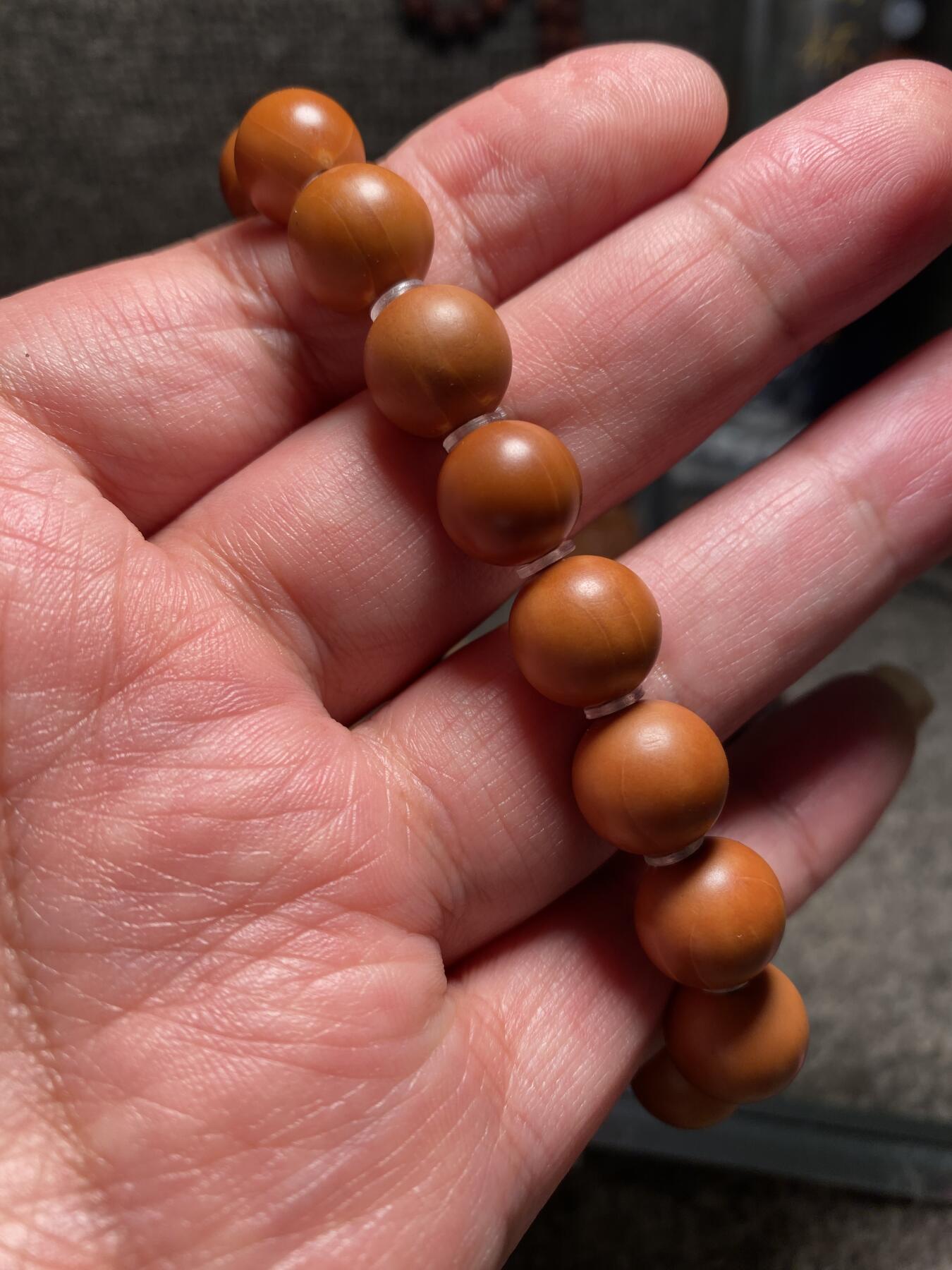 捡漏苏州非物质文化遗产，核雕艺术老苏工 福利苏工核雕纯手工铁核小正圆手串，个性十足，等待有缘人，尺寸1。15左右喜欢的来，二个字便宜，少花冤枉钱，不还价