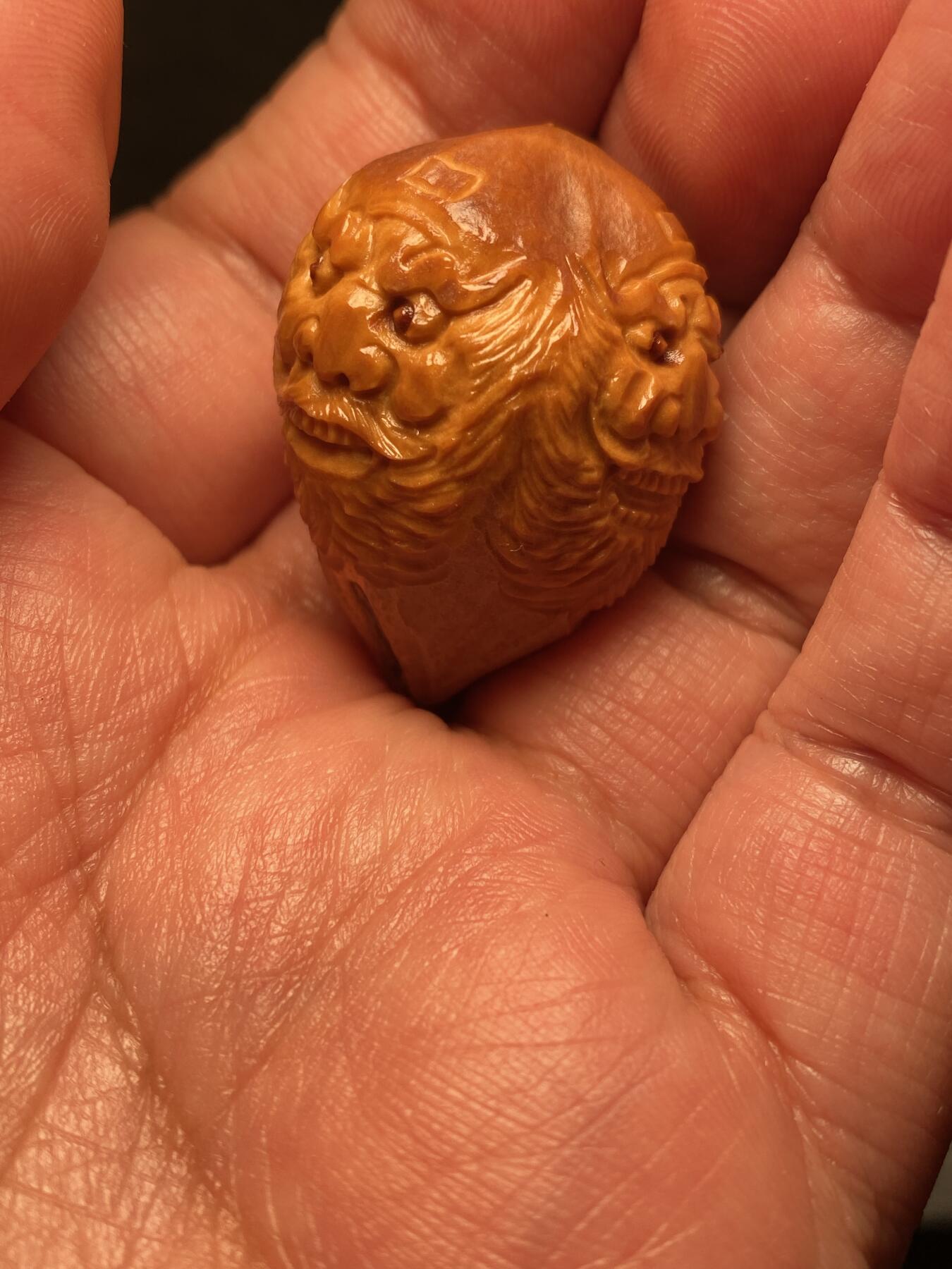 捡漏苏州非物质文化遗产，核雕艺术老苏工 福利苏工核雕，纯手工雕刻,钟馗百态，个性十足，等待有缘人，尺寸2。7x3。58喜欢的来