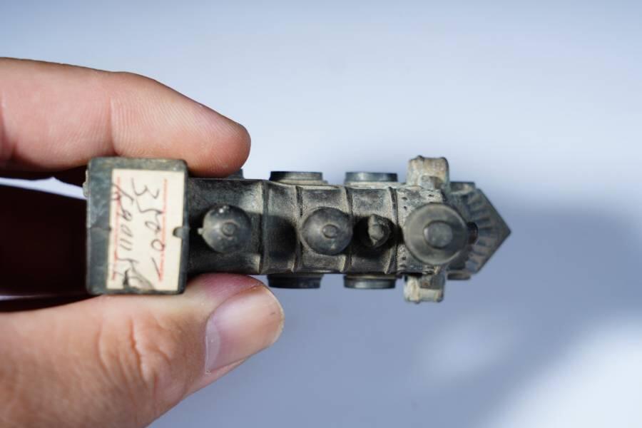 上海都达杂项专场八十一【全场包邮】  合金蒸汽火车头造型卷笔刀摆件65-340