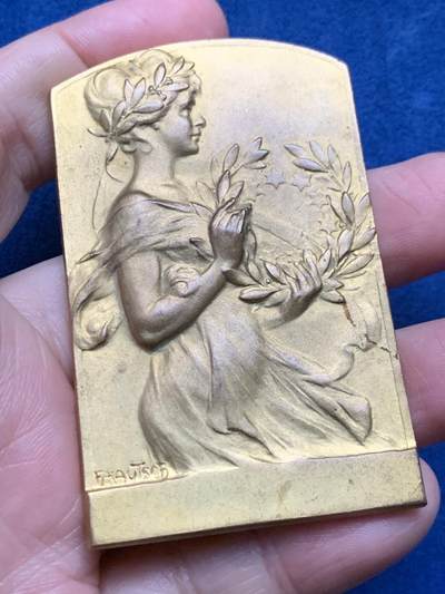 《竞宝斋》第479场 周日，周一 2场连拍 （全场包邮）20级店铺 欢迎送拍 - 名家H. KAUTSCH作玛丽安娜桂冠女神镀金铜章 82.2克 43.1*68.5mm 正方形边铭