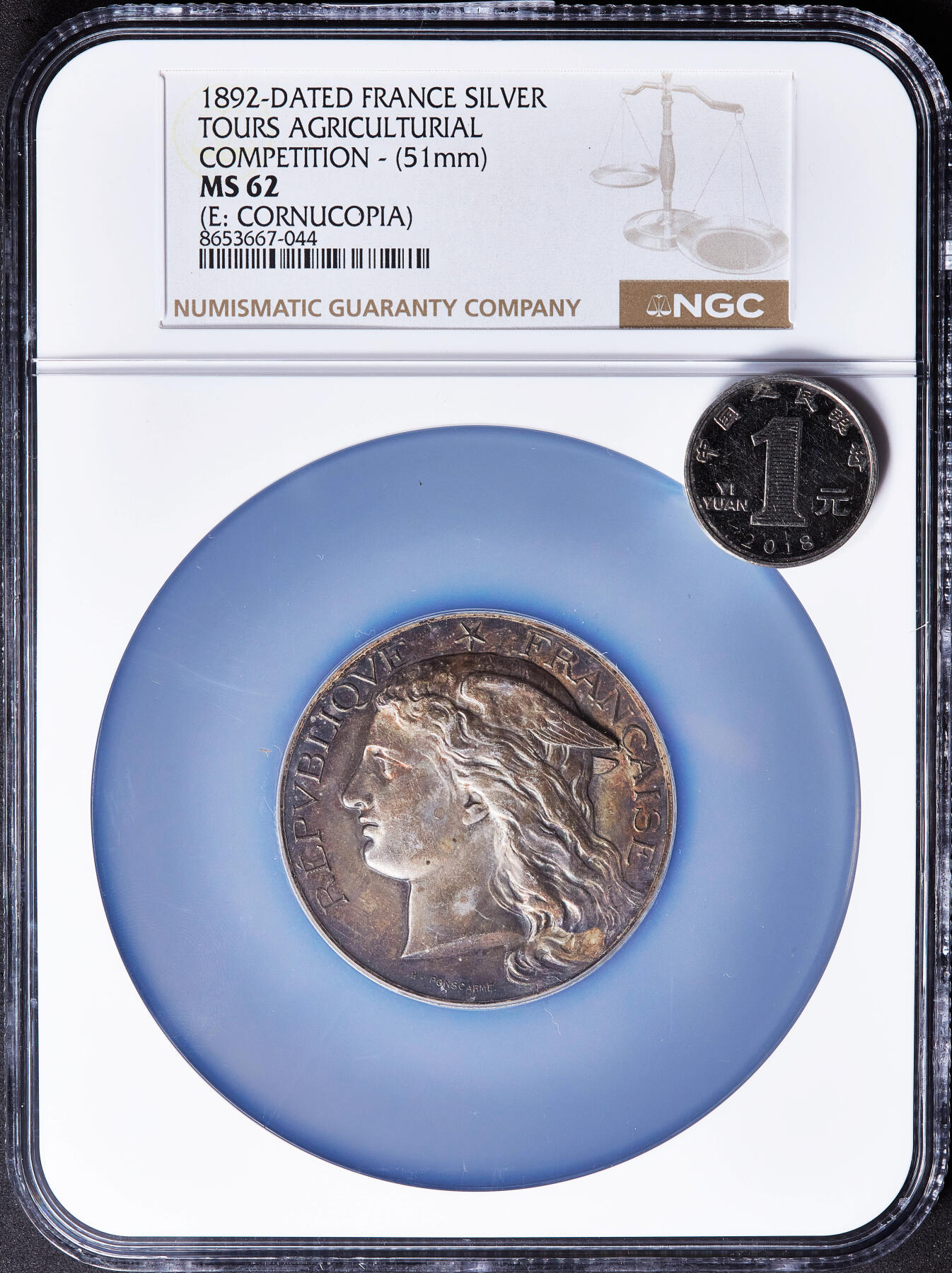 【俄甄集藏】满园春色-2026年(051)04-22星期三 晚 19:30 全场包邮 法国1892年天使双翼弗吉尼亚帽玛丽安娜头像纪念图尔市农业竞赛大银章，NGC MS62，直径：51mm，重：66克，高浮雕，设计精美，五彩酱彩老包浆，雕刻家亨利-奥古斯特·蓬斯卡姆作品，丰饶角铭